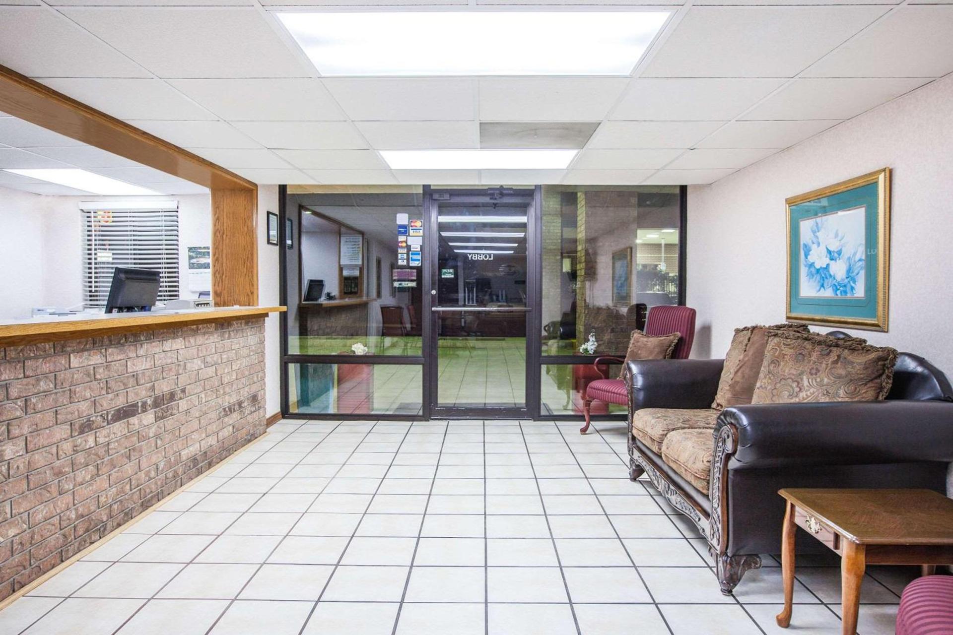 Super 8 by Wyndham Clinton photo 21