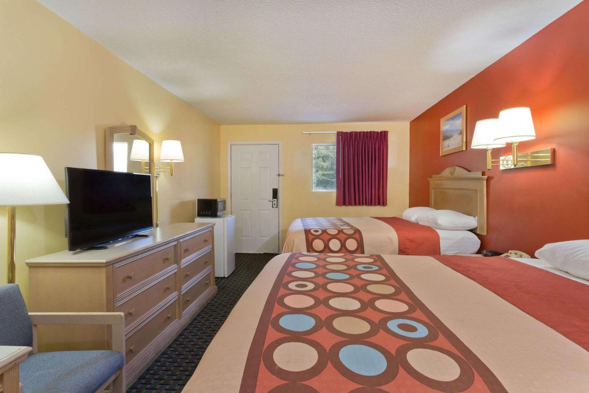 Super 8 by Wyndham Chipley photo 7