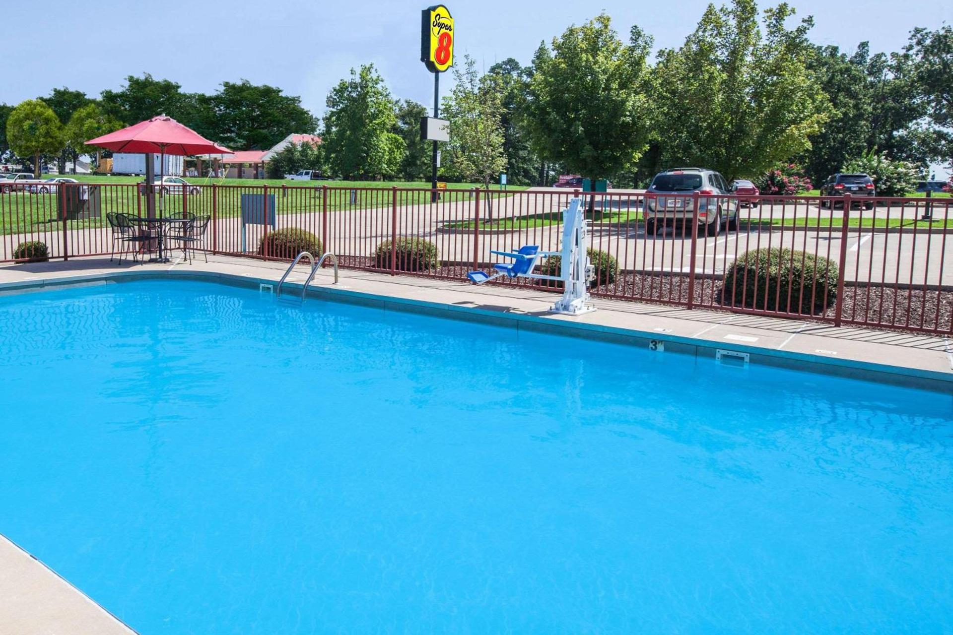 Super 8 by Wyndham Clinton photo 22