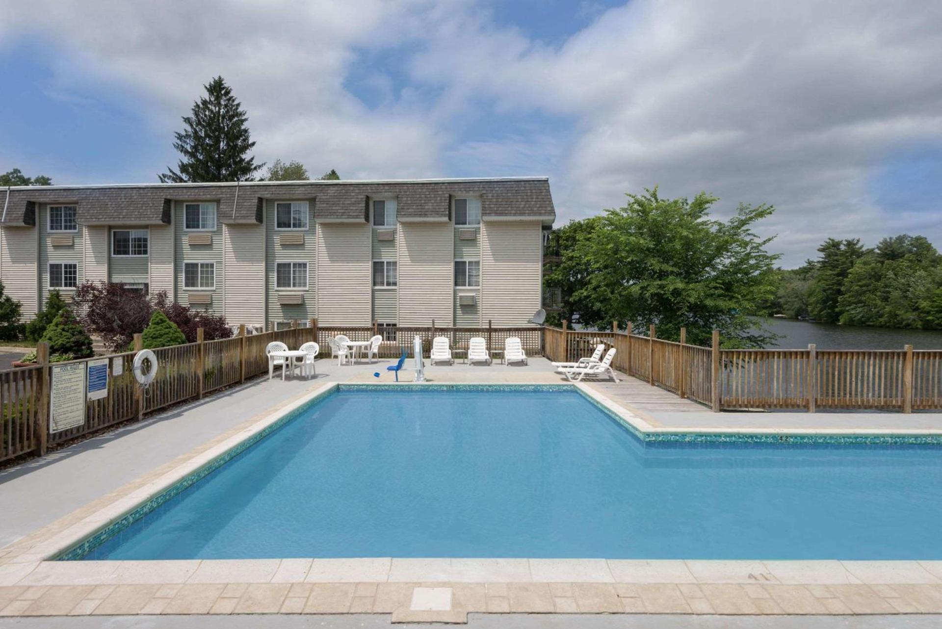 Super 8 by Wyndham Sturbridge photo 4