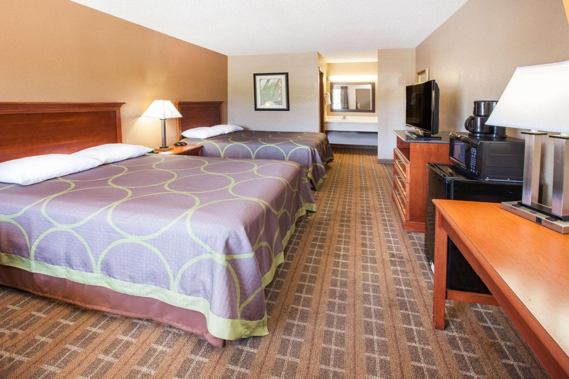 Super 8 by Wyndham Clinton photo 25