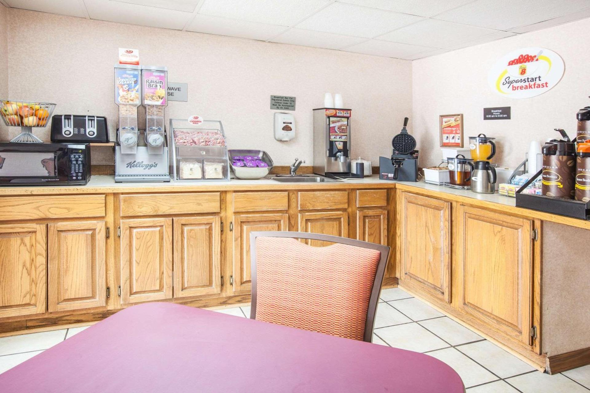 Super 8 by Wyndham Clinton photo 26