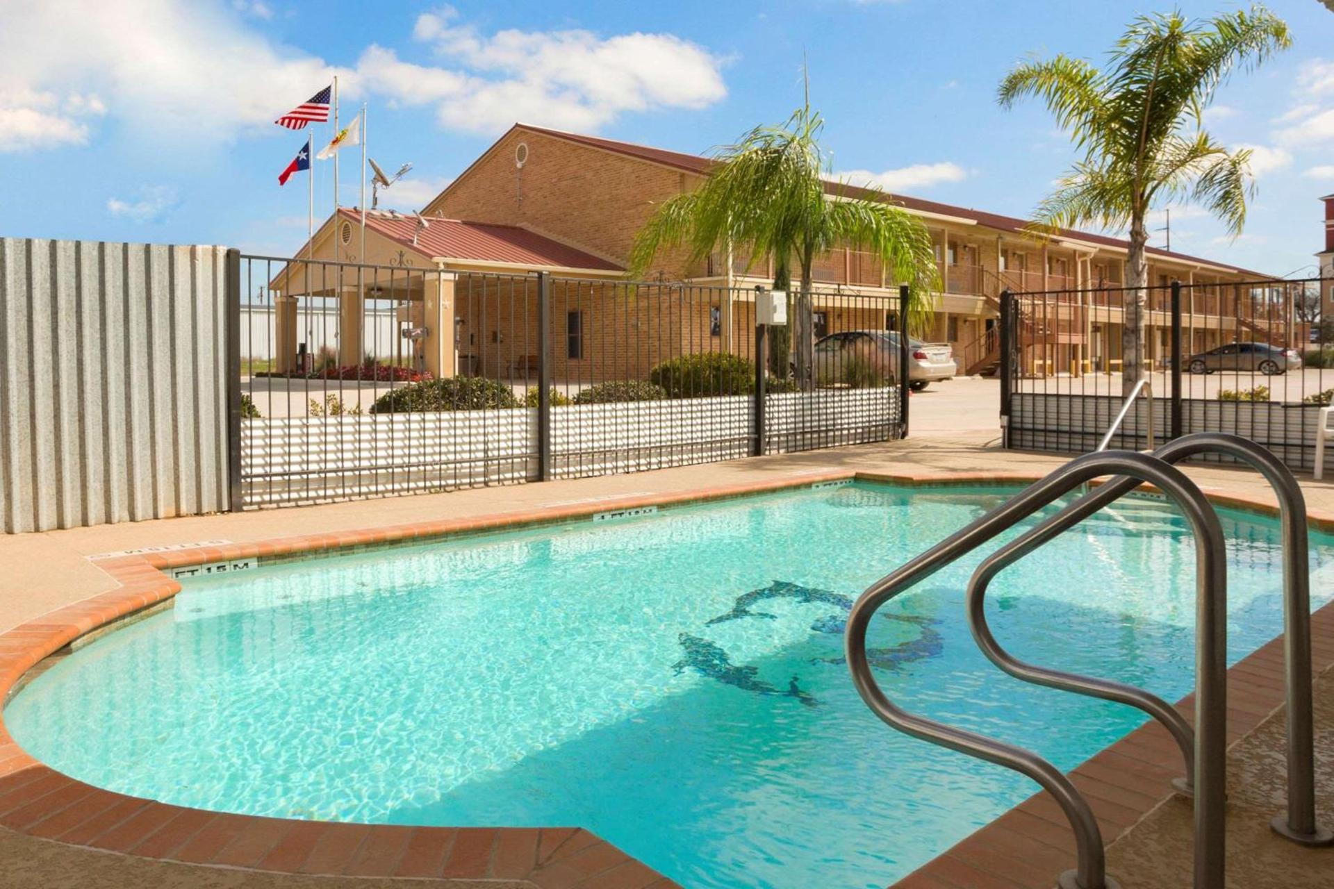 Super 8 by Wyndham Pleasanton photo 2