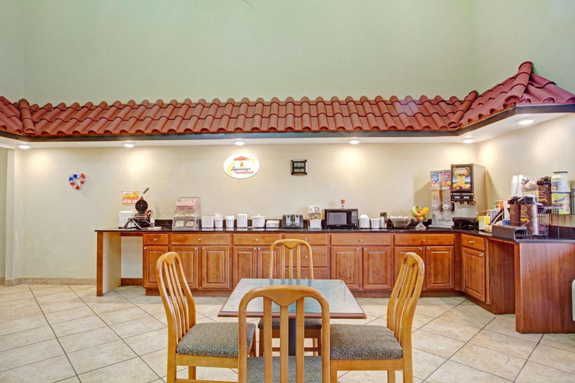 Super 8 by Wyndham Forrest City AR photo 11