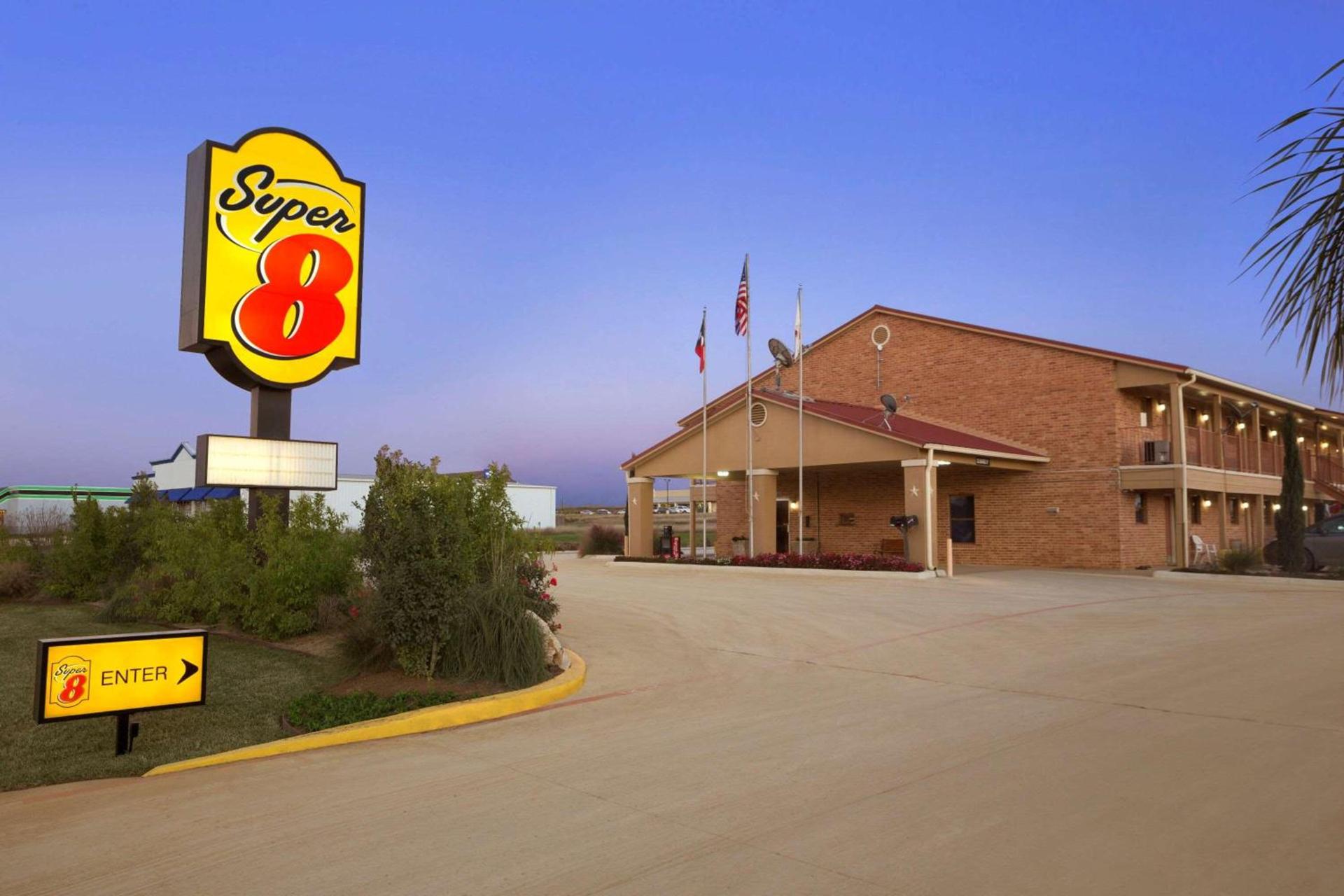 Super 8 by Wyndham Pleasanton — hotel in Pleasanton