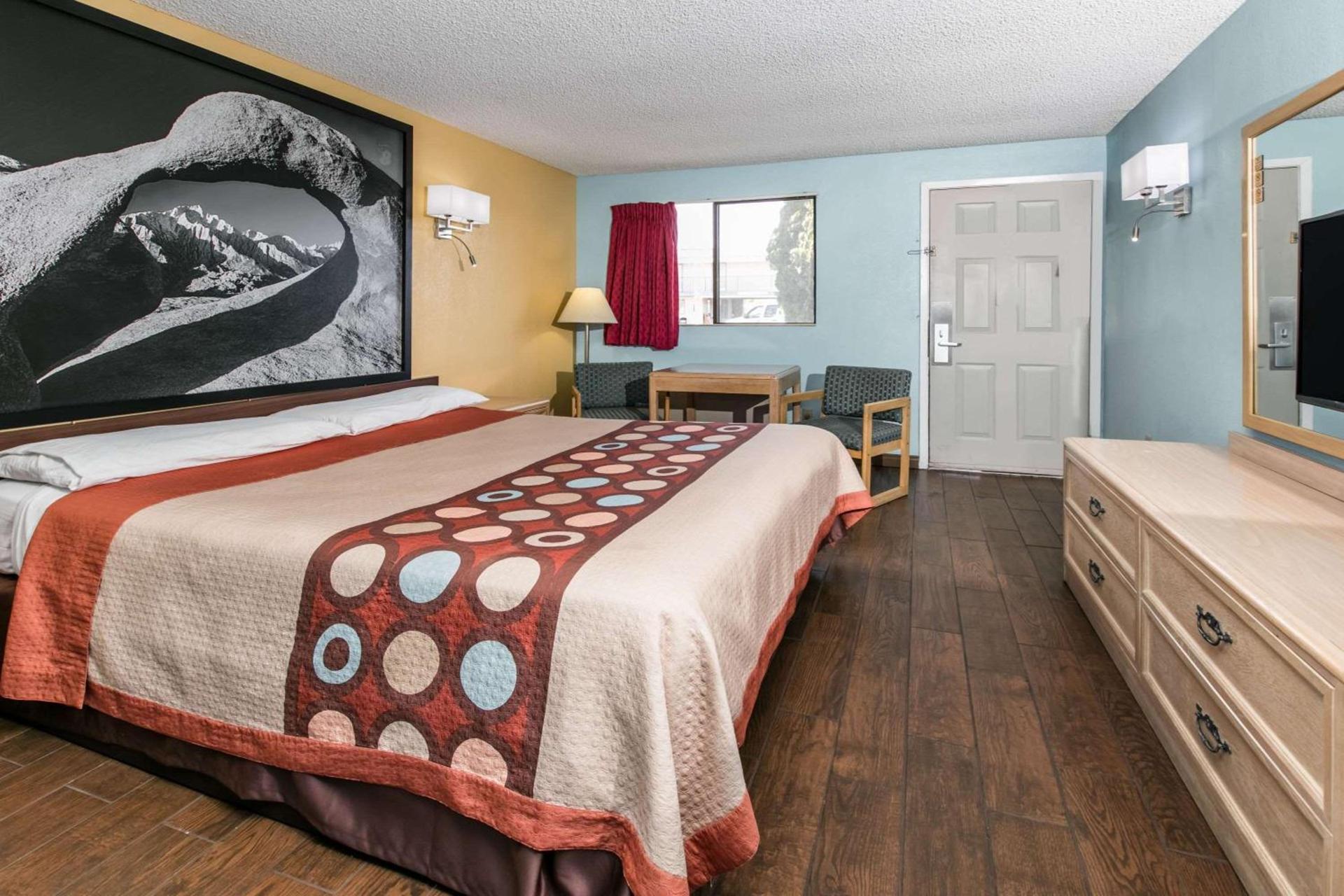 Super 8 by Wyndham Bishop photo 34