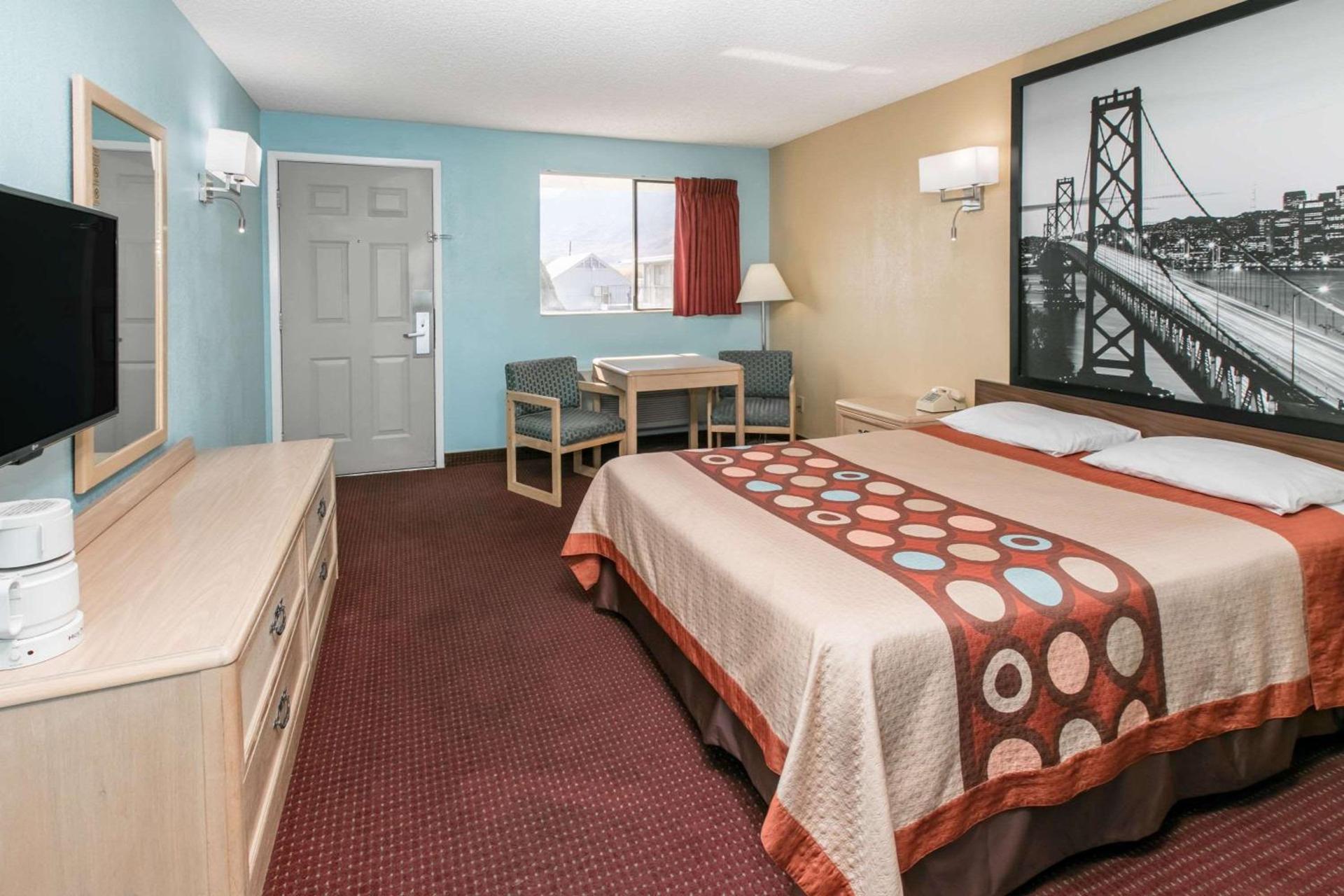 Super 8 by Wyndham Bishop photo 33