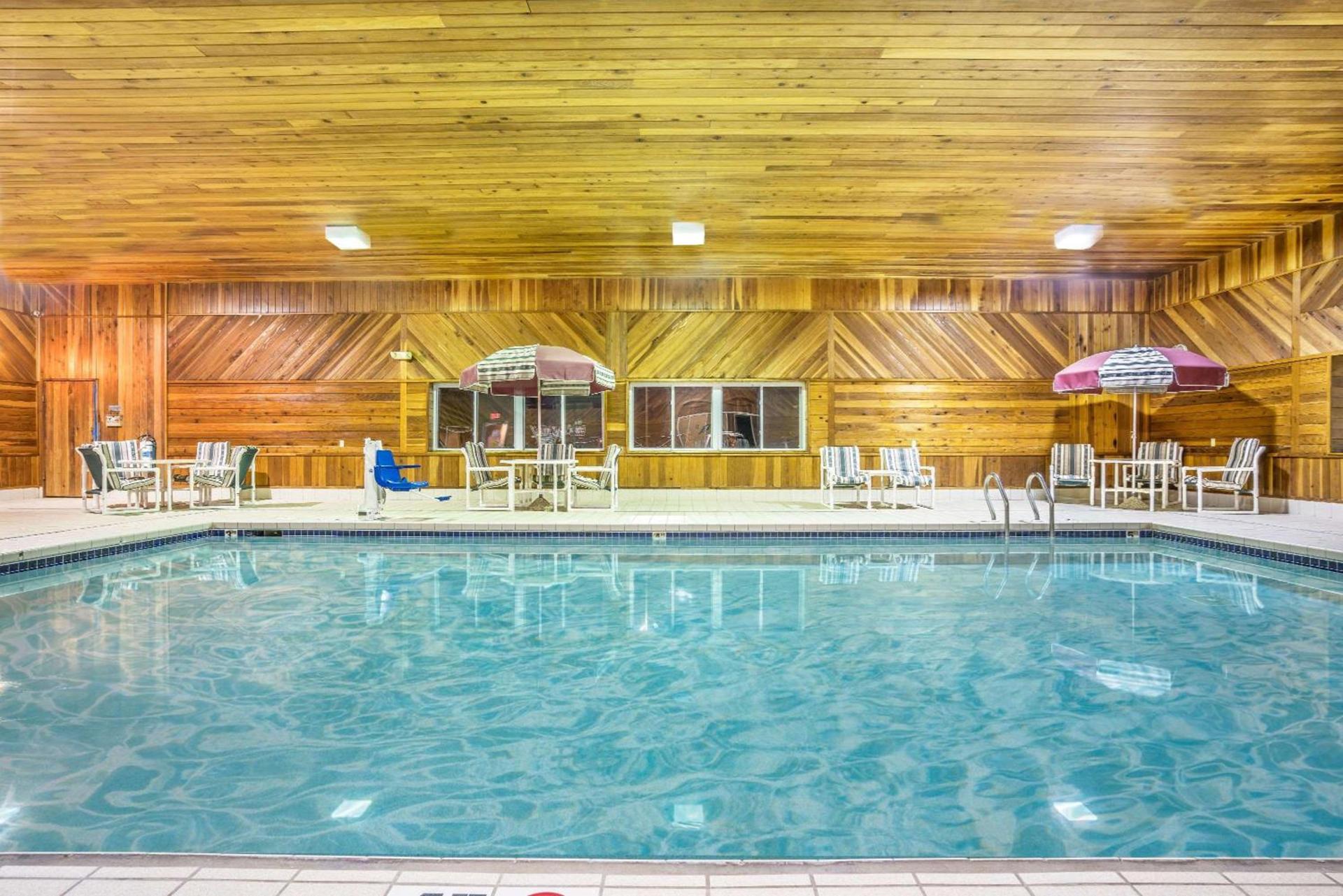 Super 8 by Wyndham Osseo WI photo 13