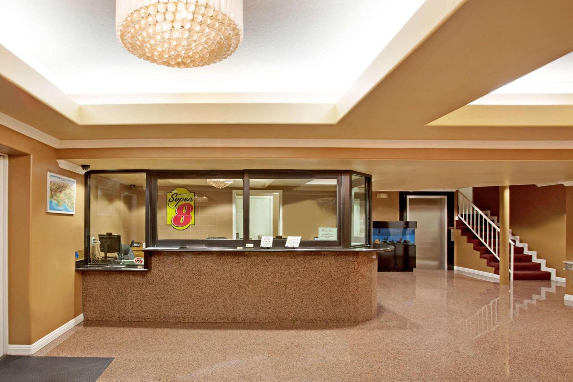 Super 8 by Wyndham Los Angeles Downtown photo 4