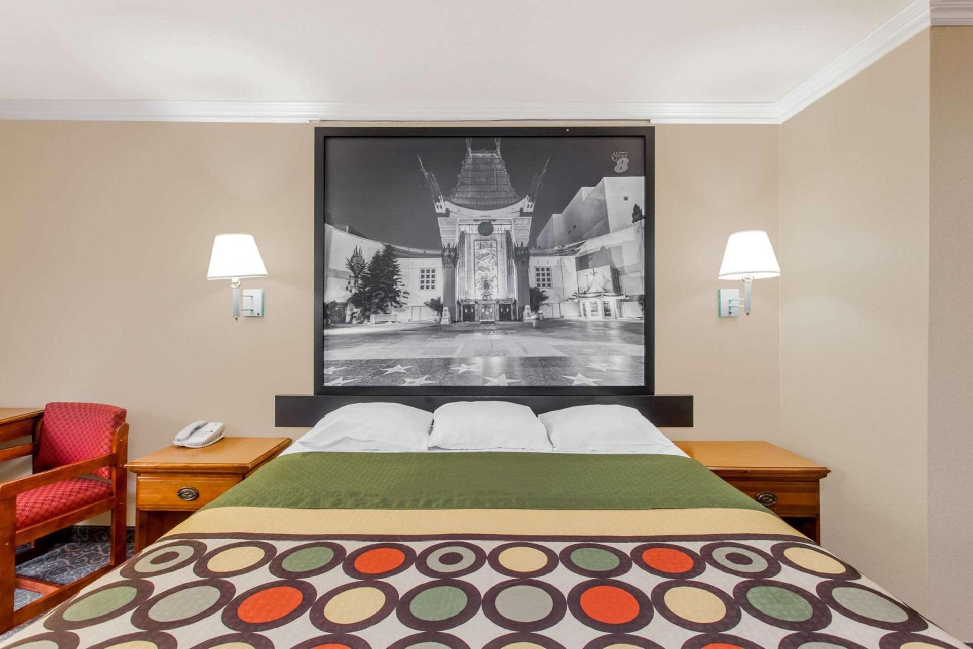 Super 8 by Wyndham Los Angeles Downtown photo 9