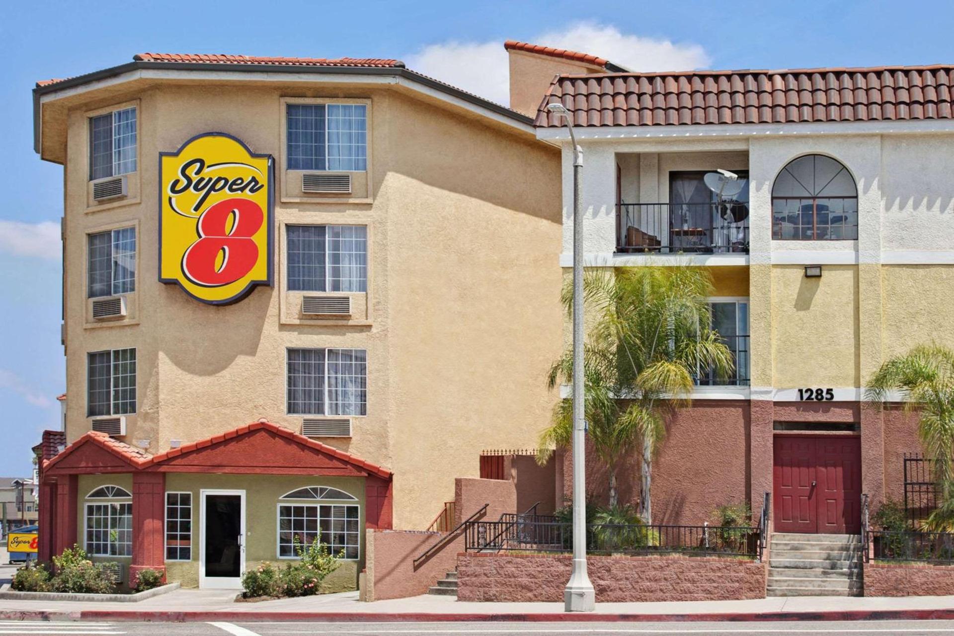 Super 8 by Wyndham Los Angeles Downtown photo 2