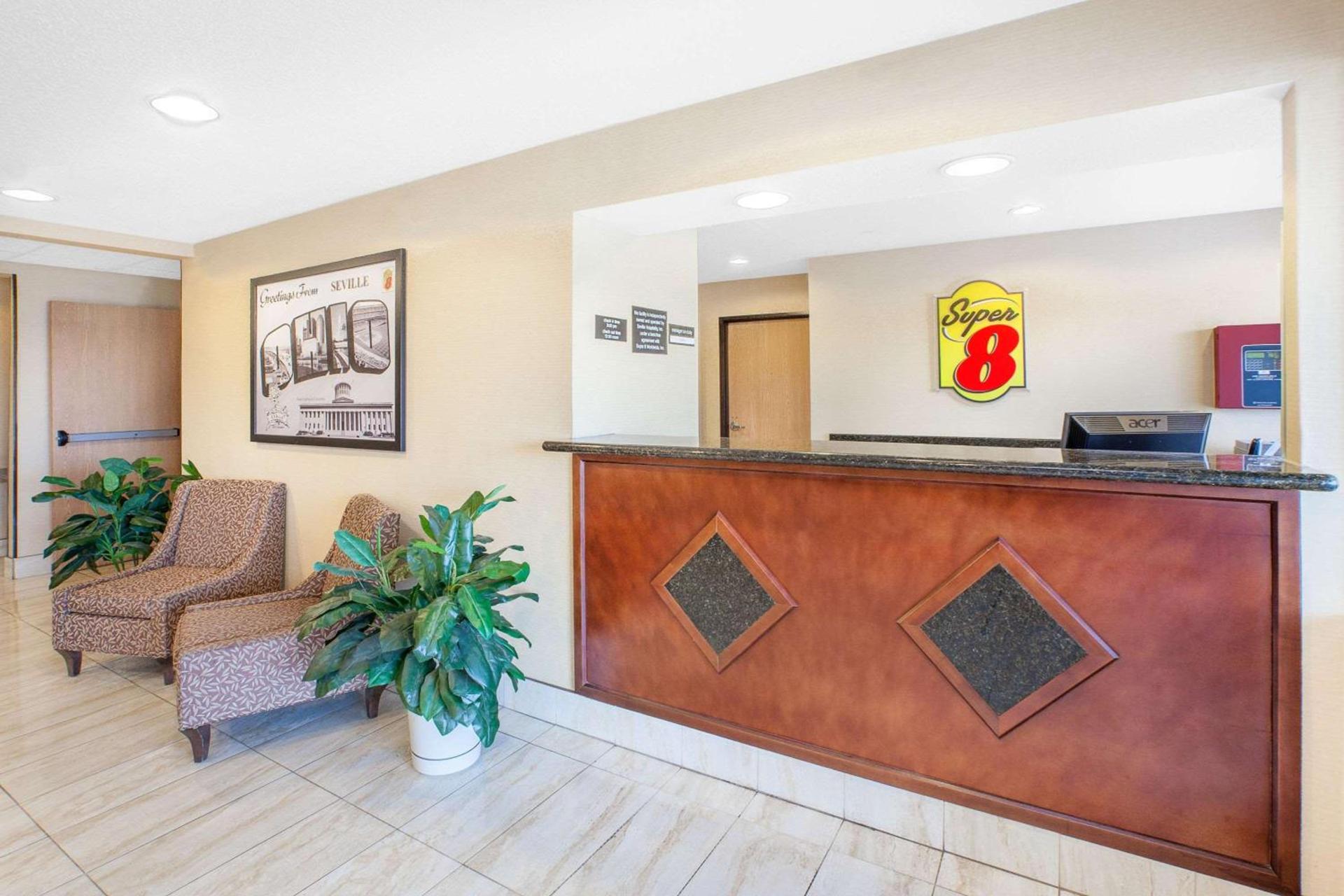Super 8 by Wyndham Seville photo 4