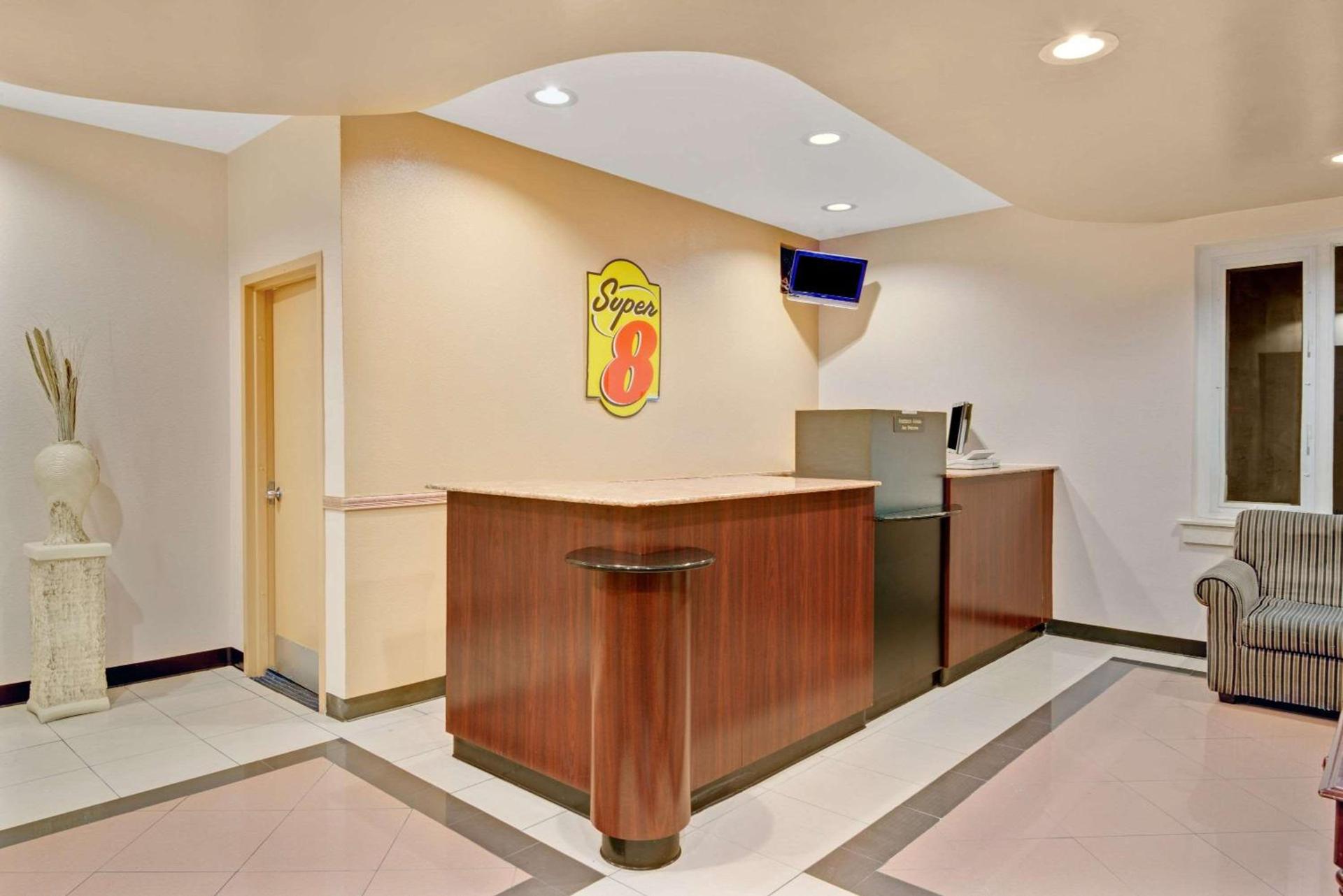 Super 8 by Wyndham Milford/New Haven photo 2