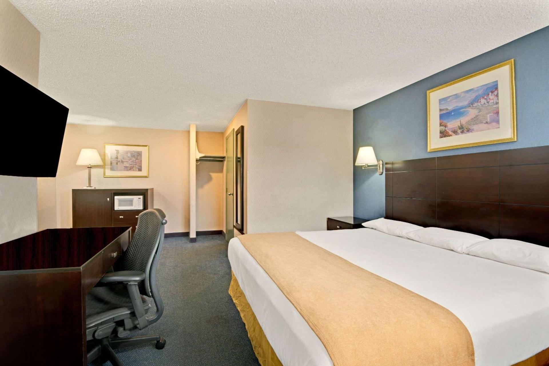 Super 8 by Wyndham Milford/New Haven photo 9