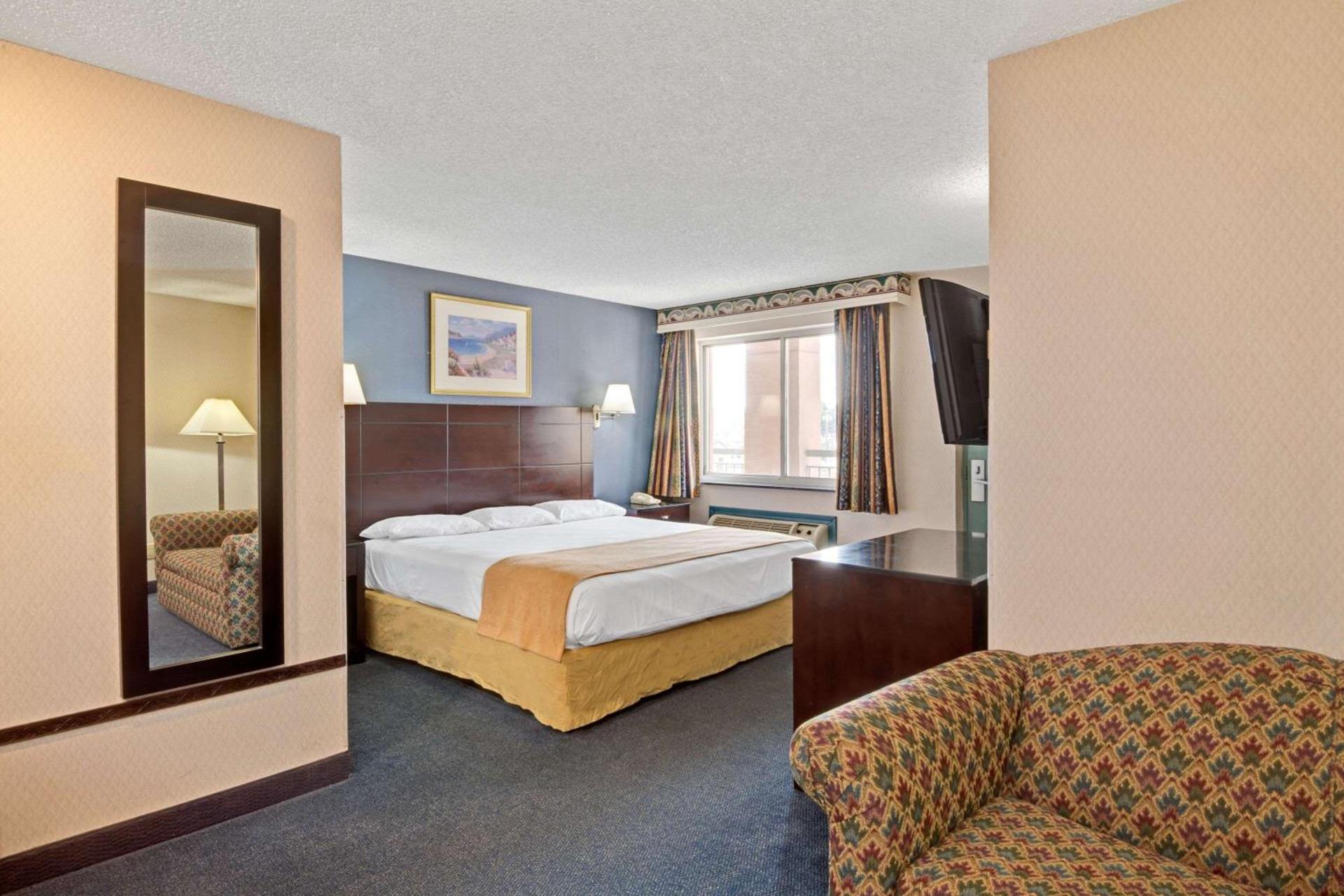 Super 8 by Wyndham Milford/New Haven photo 7