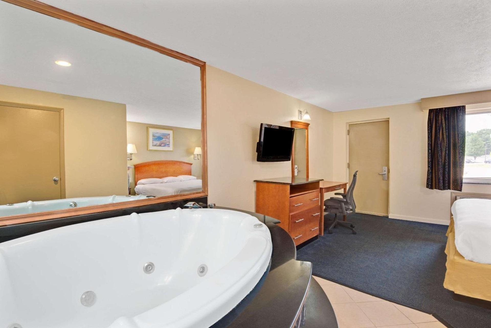Super 8 by Wyndham Milford/New Haven photo 5