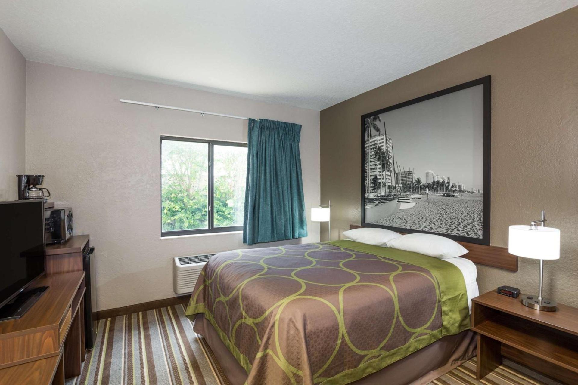 Super 8 by Wyndham Pompano Beach photo 2