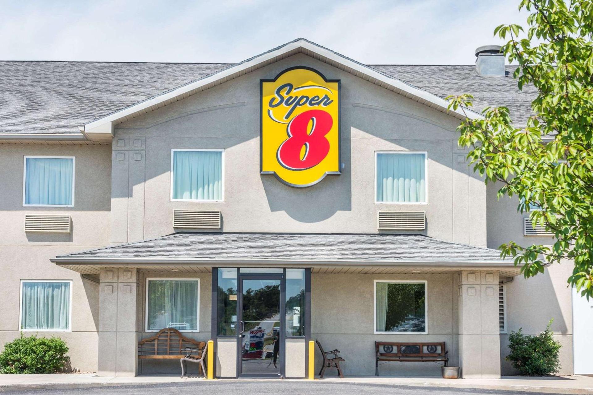 Super 8 by Wyndham Hagerstown/Halfway Area photo 2