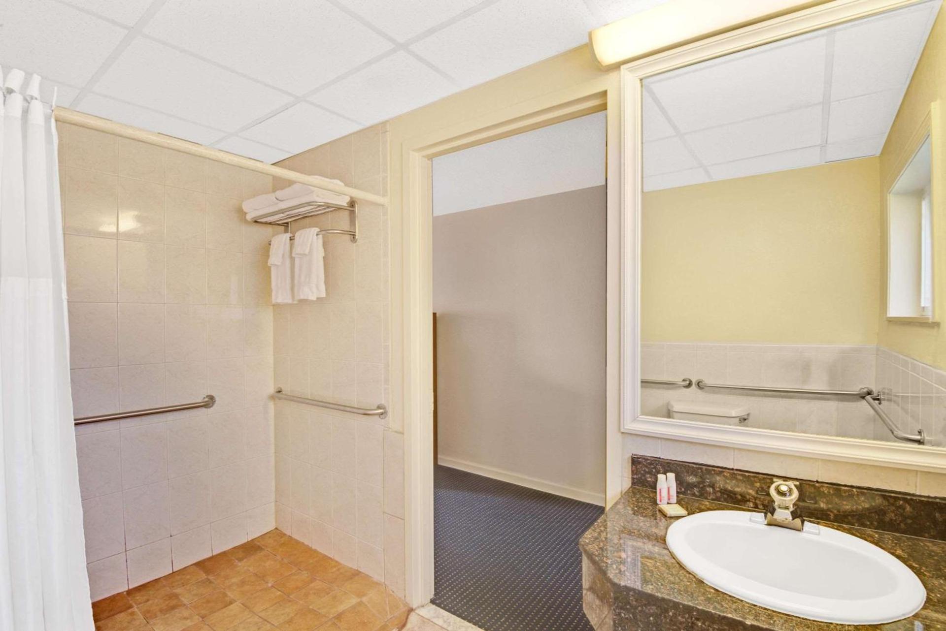 Super 8 by Wyndham Milford/New Haven photo 11