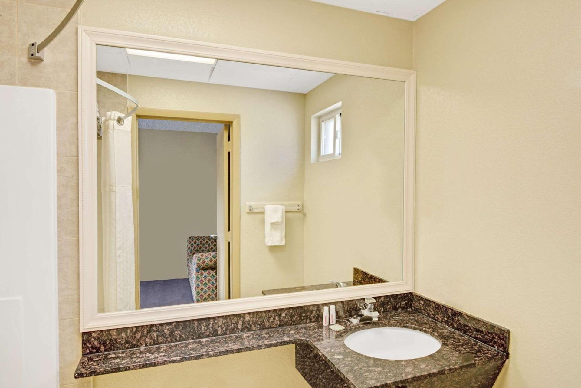 Super 8 by Wyndham Milford/New Haven photo 17