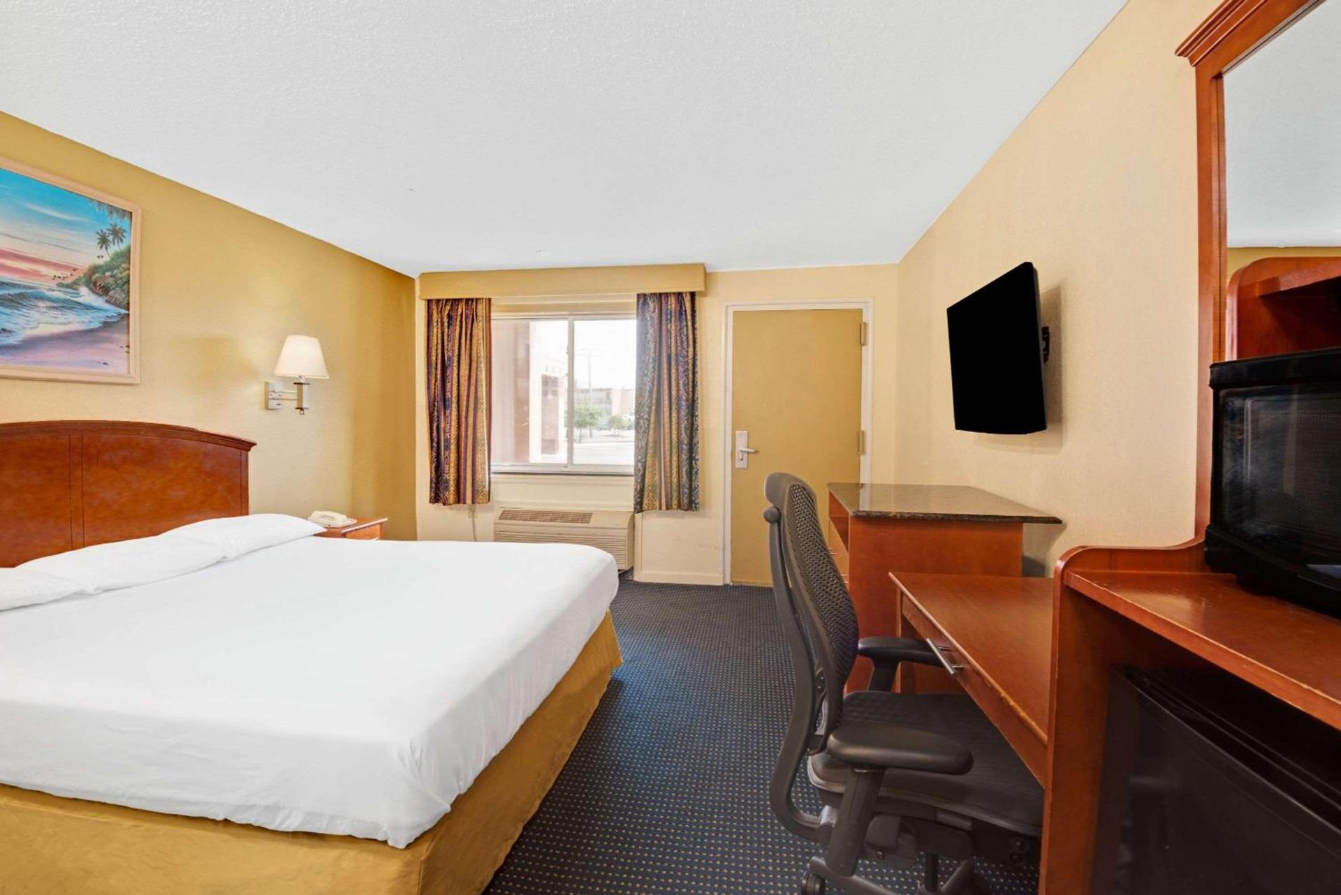 Super 8 by Wyndham Milford/New Haven photo 15