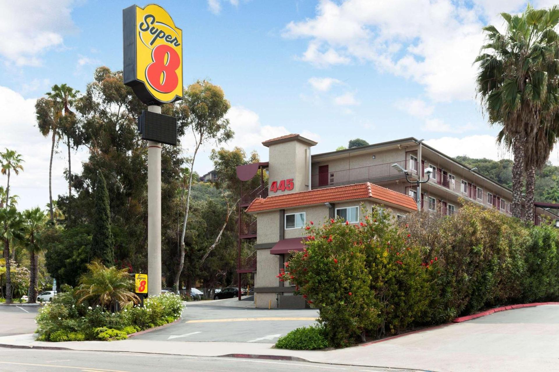Super 8 by Wyndham San Diego Hotel Circle photo 1