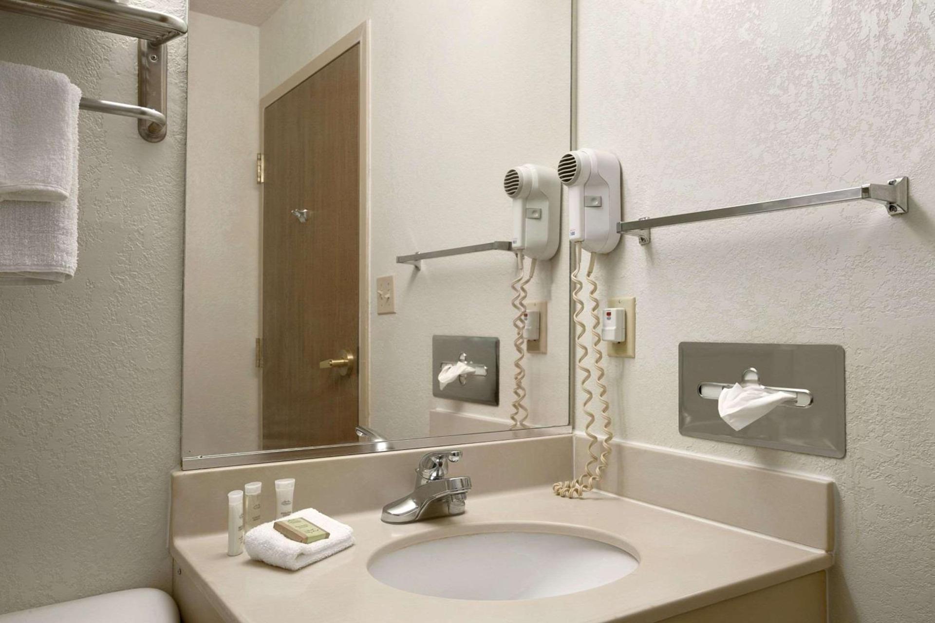 Super 8 by Wyndham Corydon photo 7