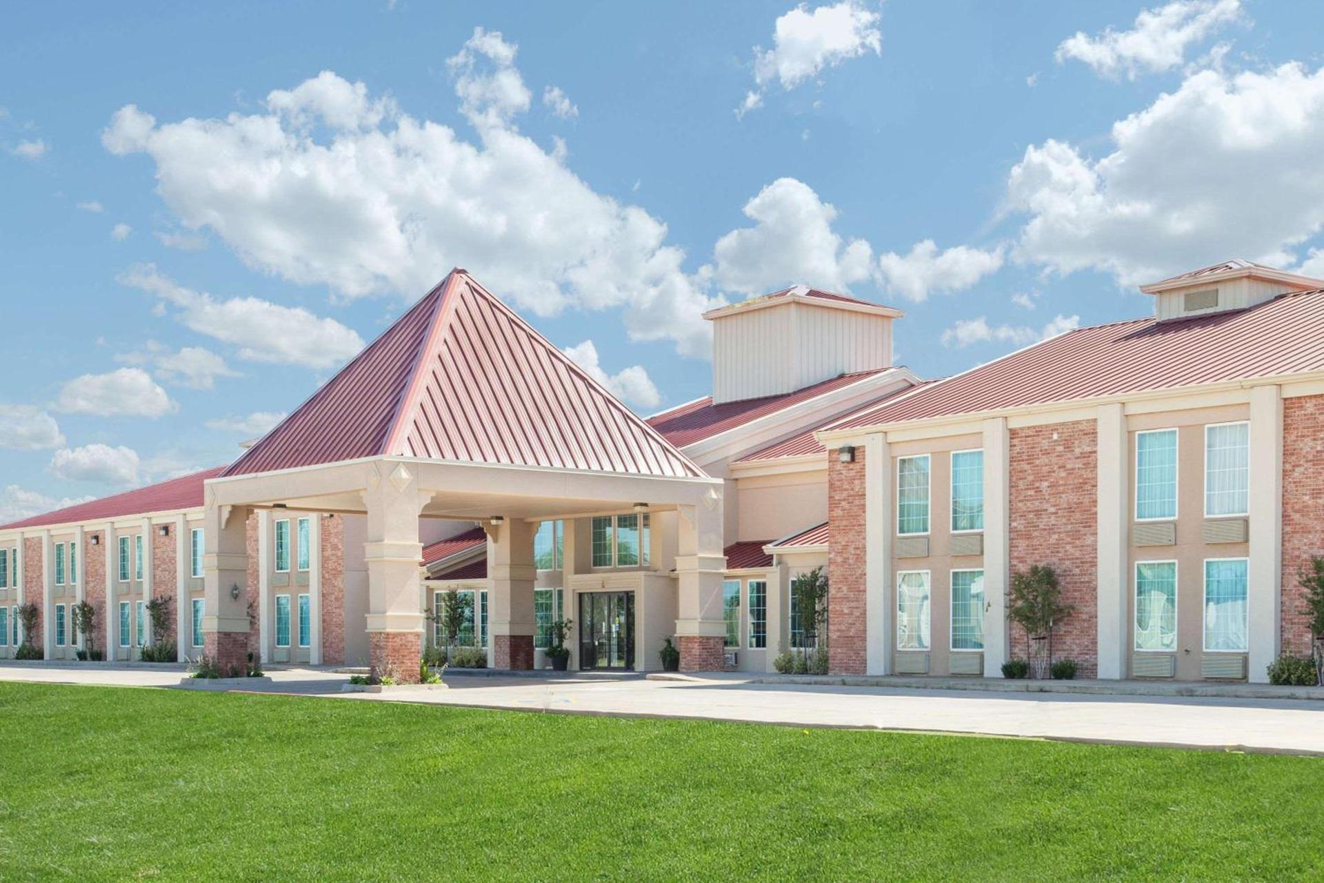 Super 8 by Wyndham Oklahoma City photo 1