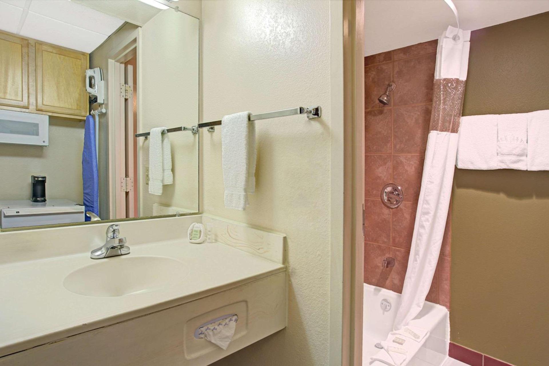 Super 8 by Wyndham Wheat Ridge/Denver West photo 11