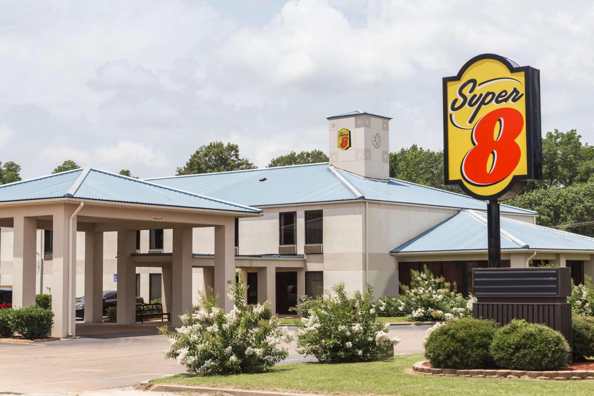 Super 8 by Wyndham Indianola photo 1
