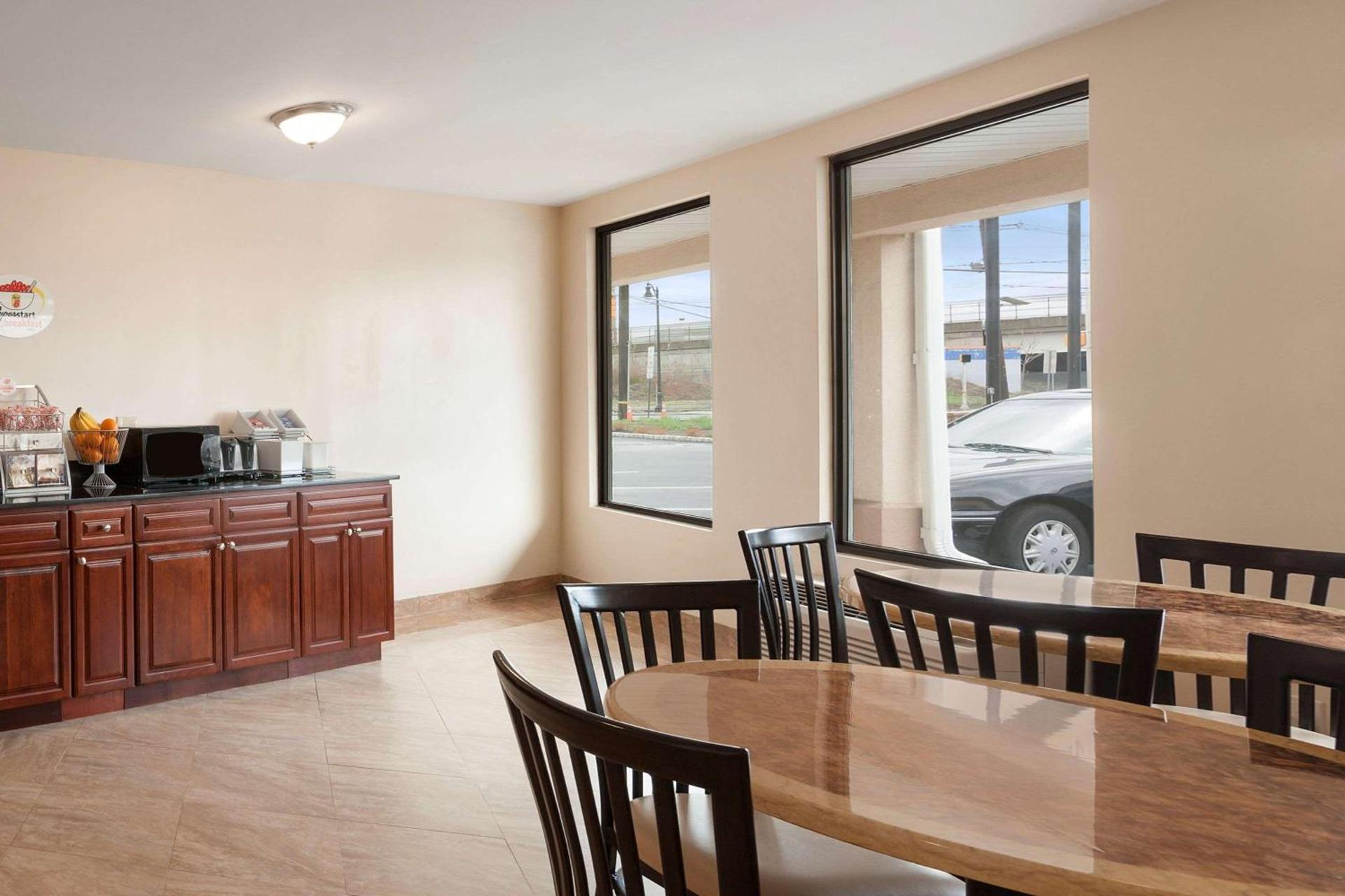 Super 8 by Wyndham Rahway/Newark photo 22