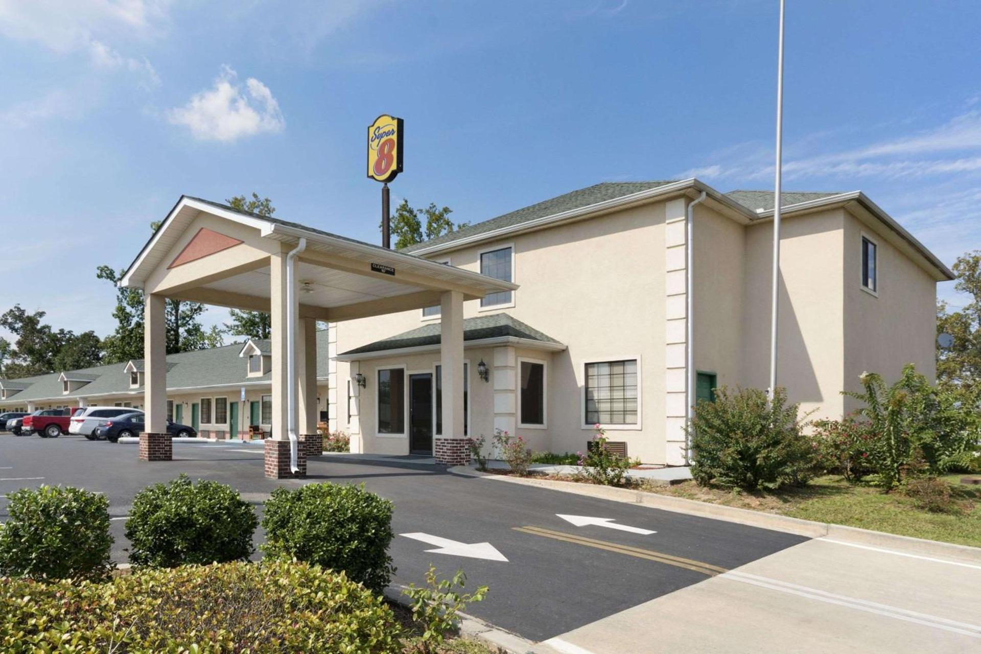 Super 8 by Wyndham Chatsworth/Dalton photo 1