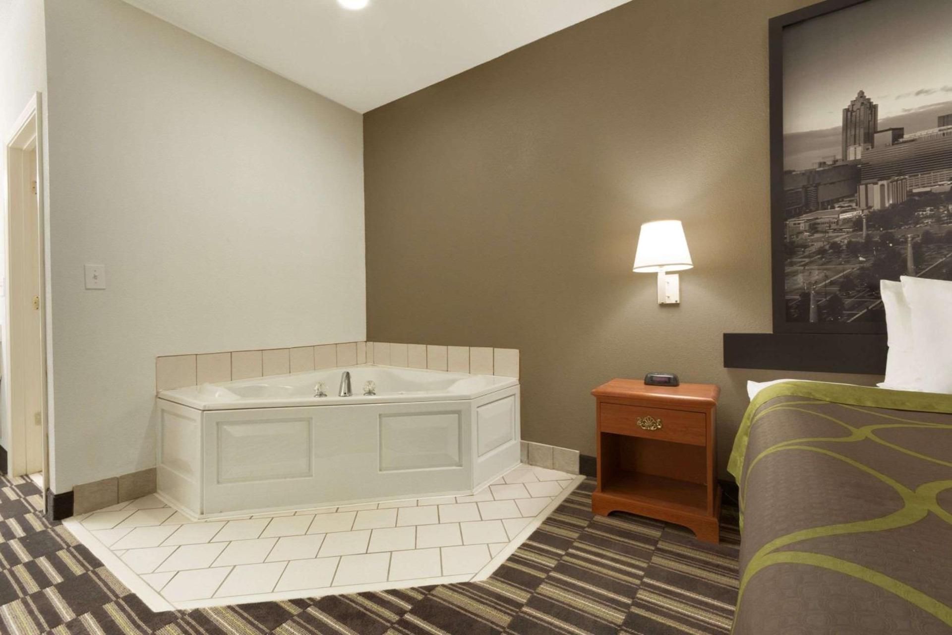 Super 8 by Wyndham Chatsworth/Dalton photo 12