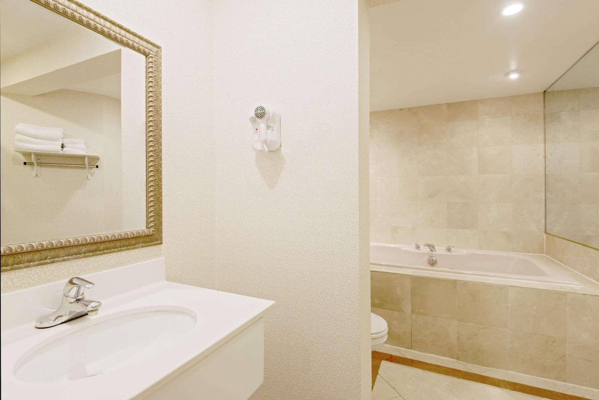 Super 8 by Wyndham Sturbridge photo 9
