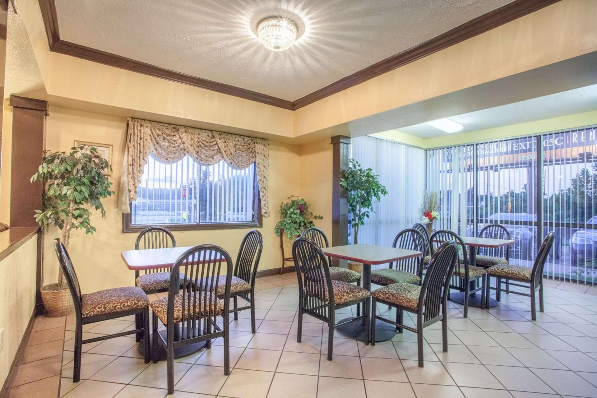 Super 8 by Wyndham Jackson Ridgeland photo 13
