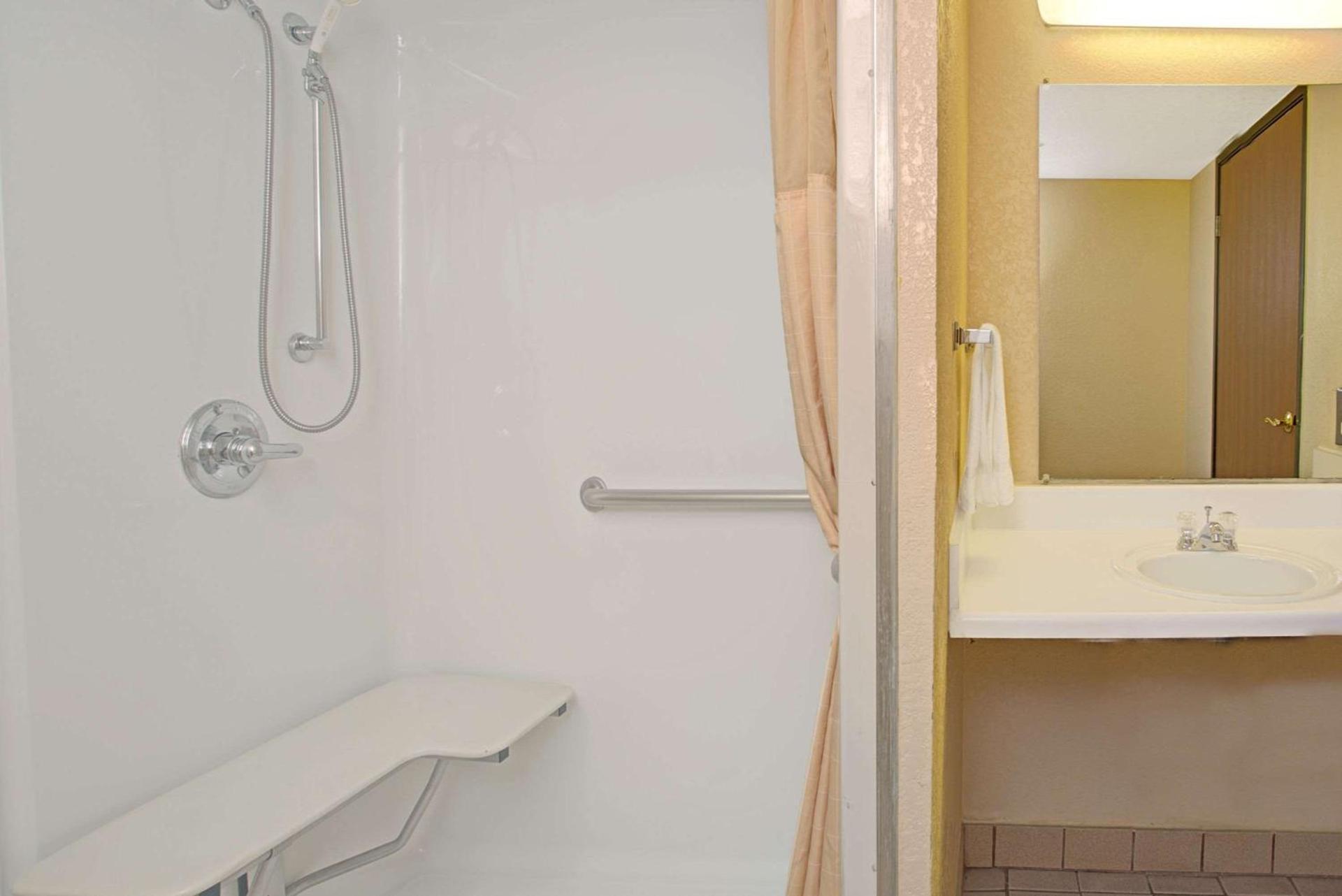 Super 8 by Wyndham Wheat Ridge/Denver West photo 10