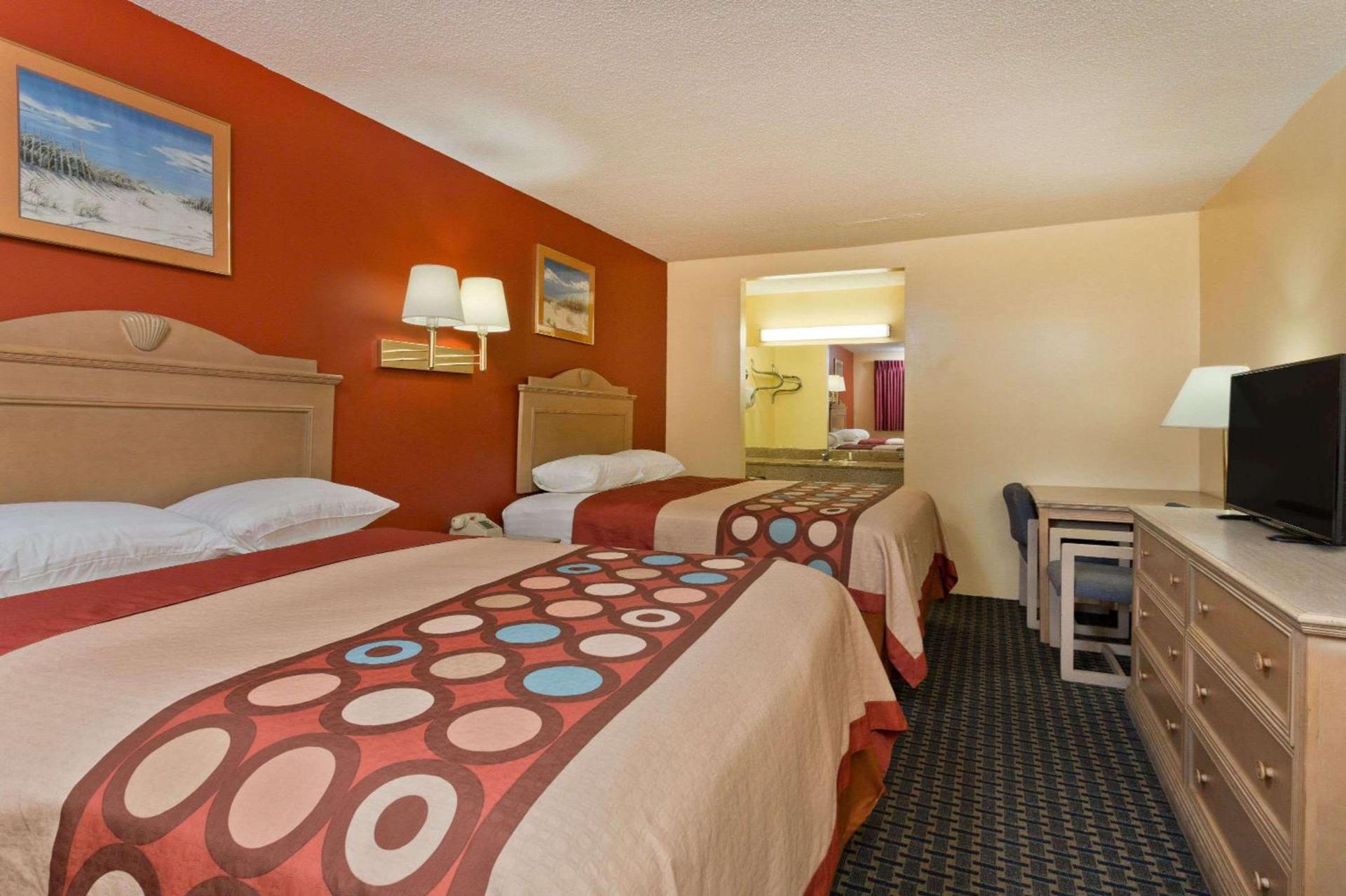 Super 8 by Wyndham Chipley photo 12