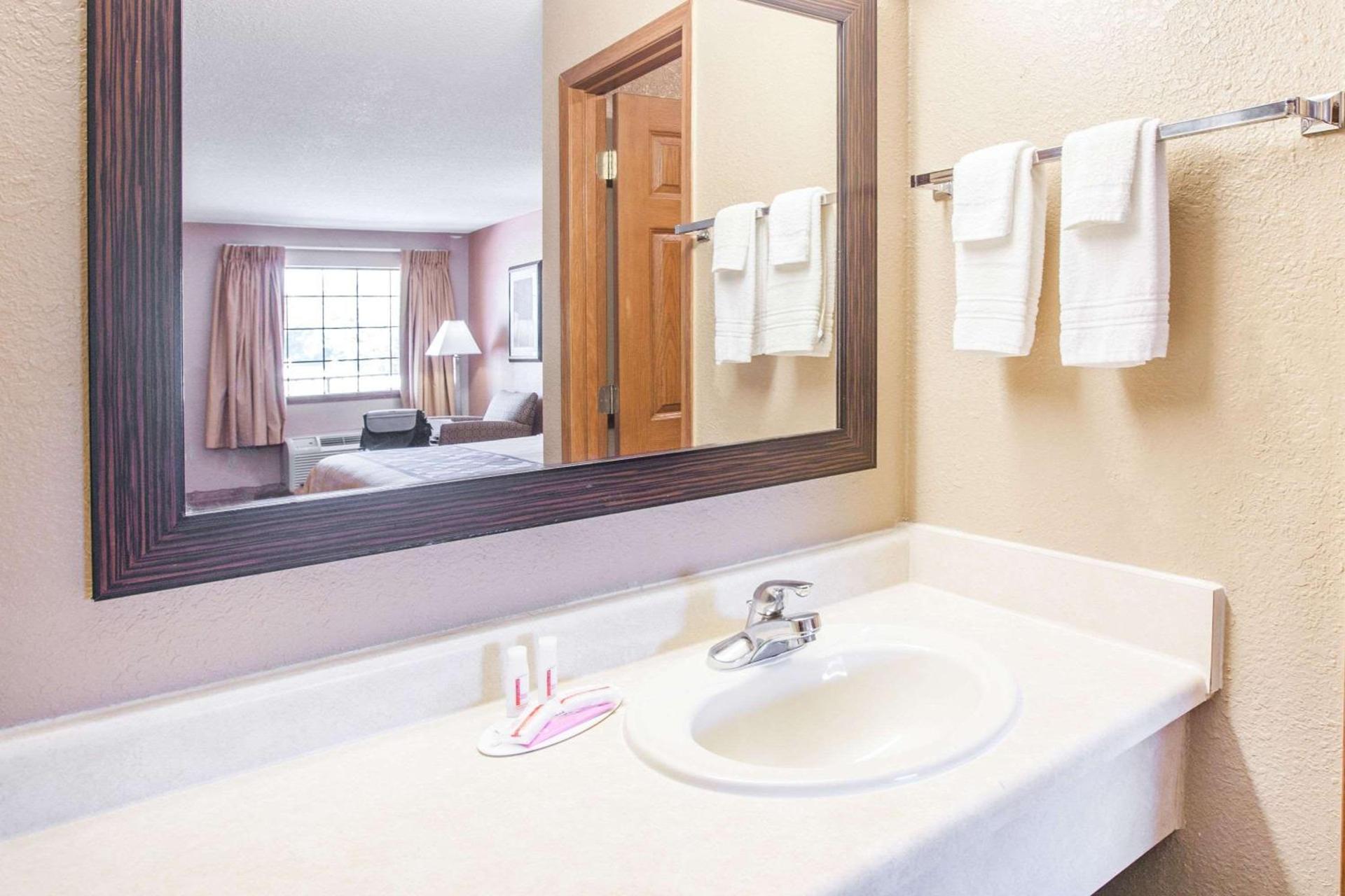 Super 8 by Wyndham Clinton photo 28