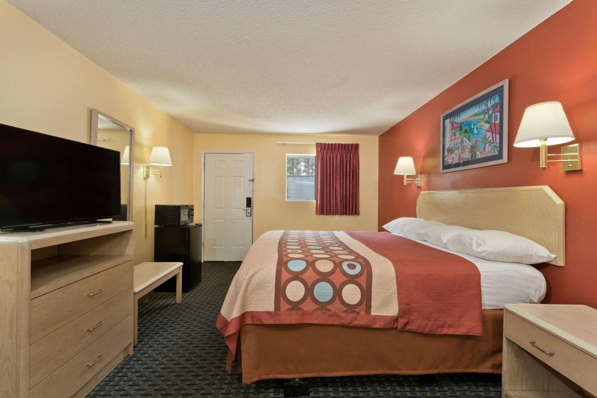 Super 8 by Wyndham Chipley photo 10