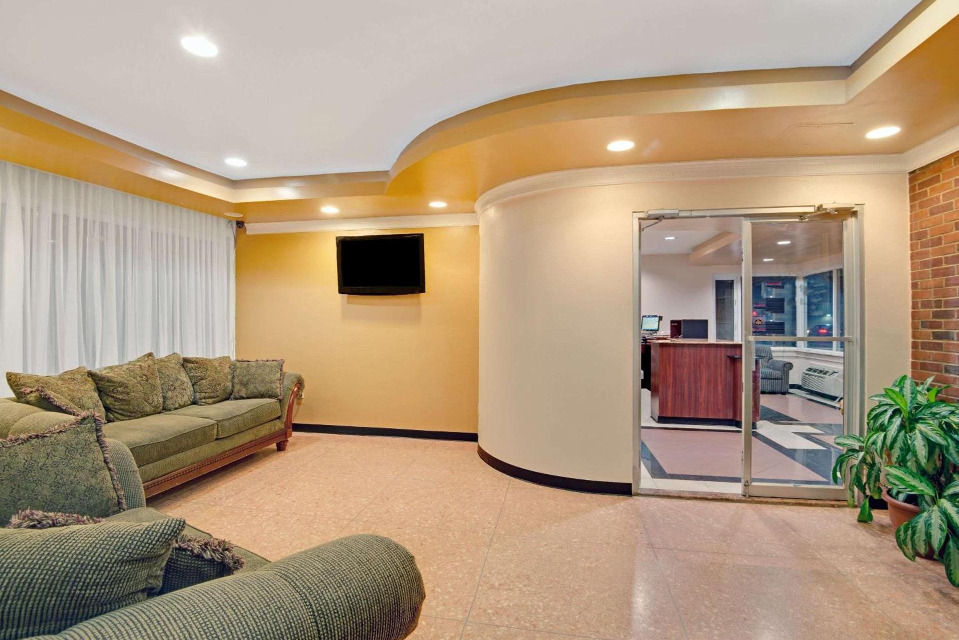 Super 8 by Wyndham Milford/New Haven photo 14