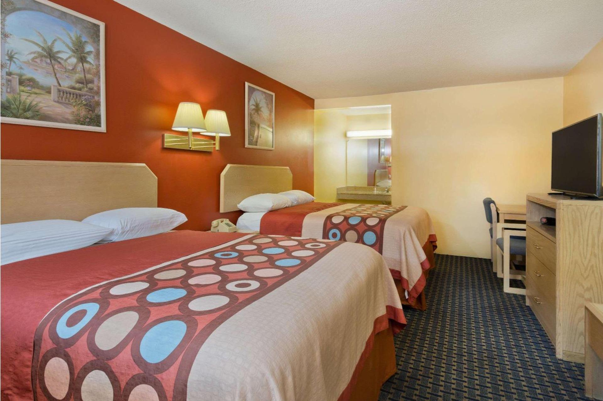 Super 8 by Wyndham Chipley photo 8
