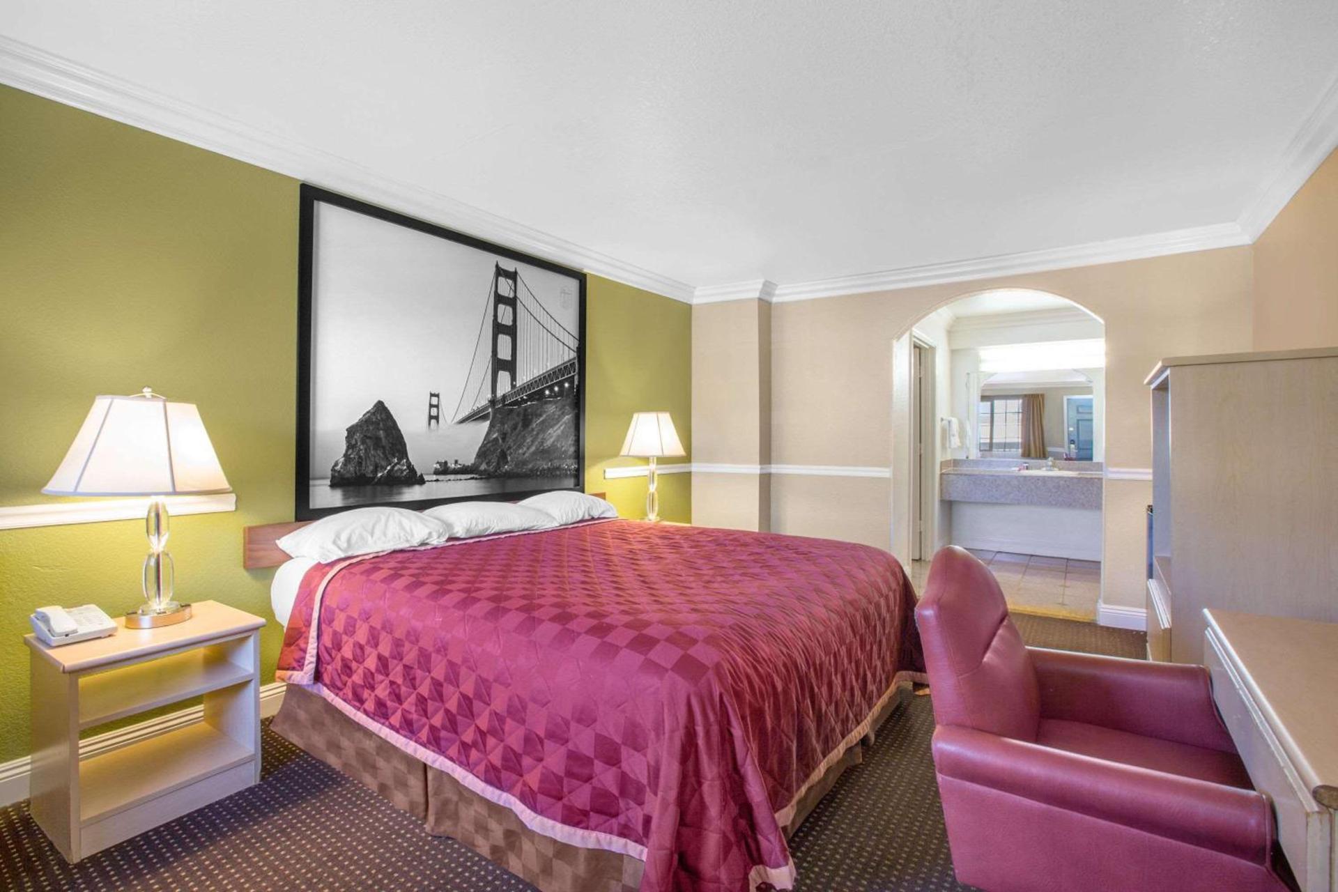 Super 8 by Wyndham Hayward Downtown photo 10