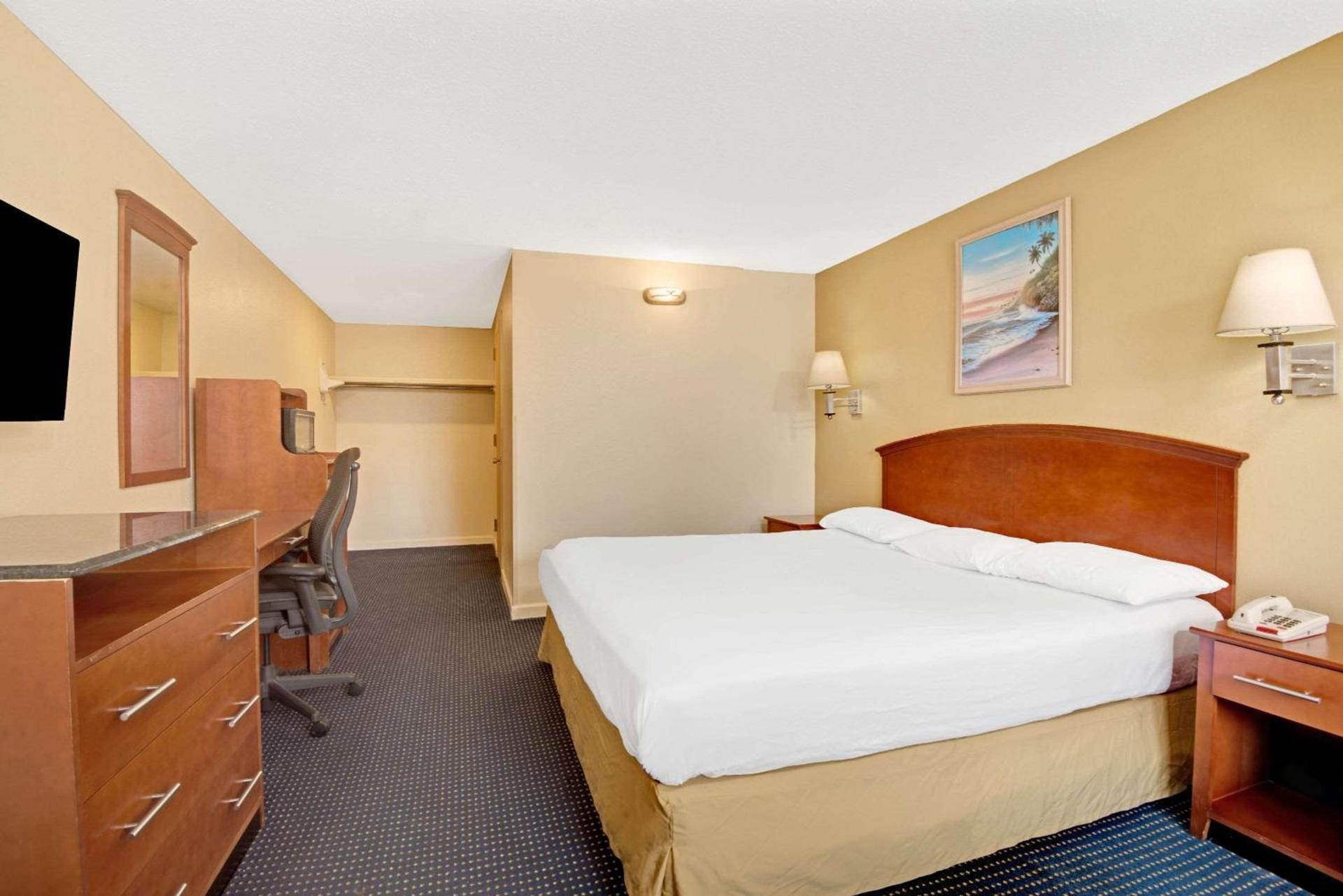 Super 8 by Wyndham Milford/New Haven photo 18