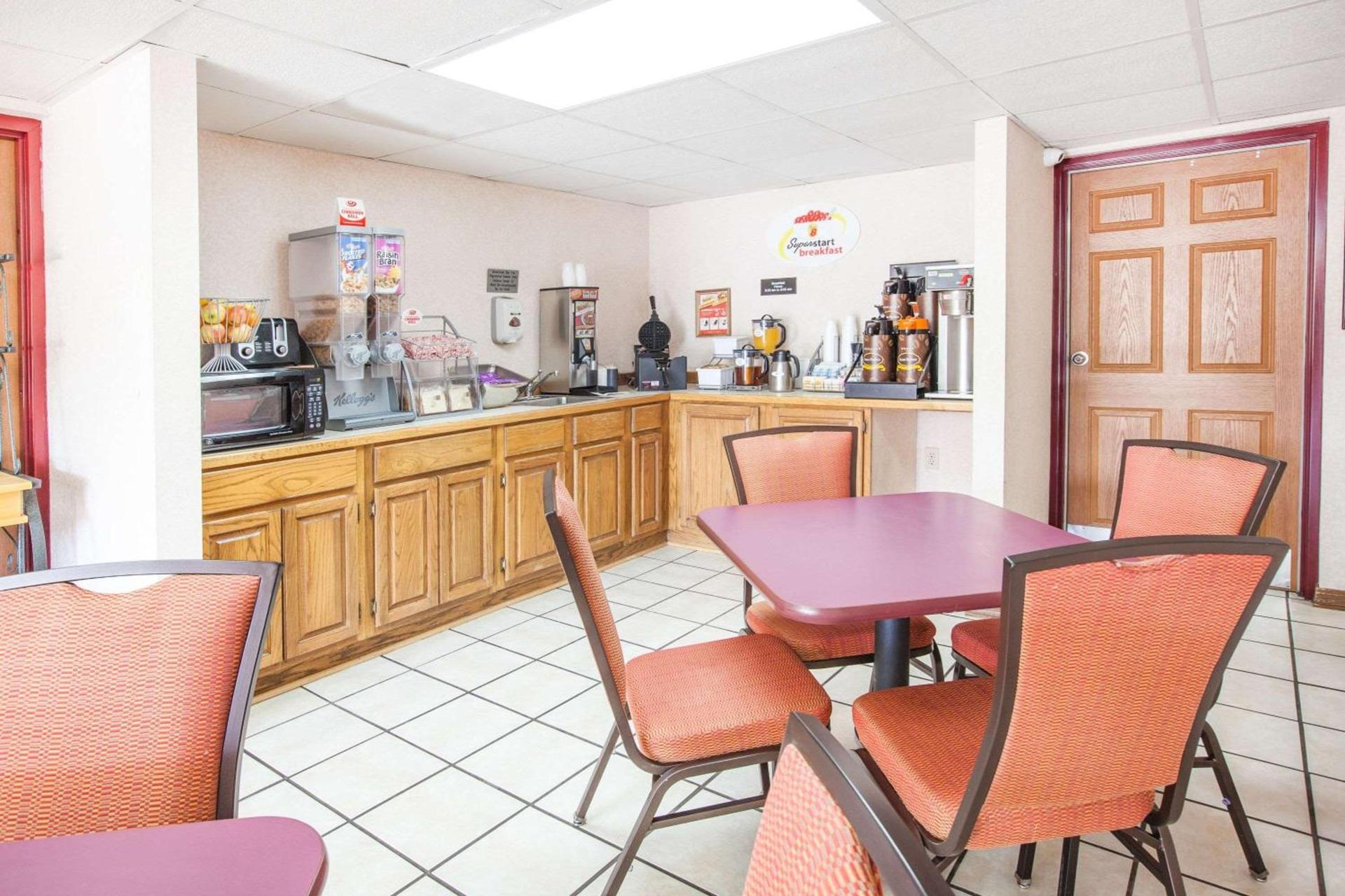 Super 8 by Wyndham Clinton photo 30