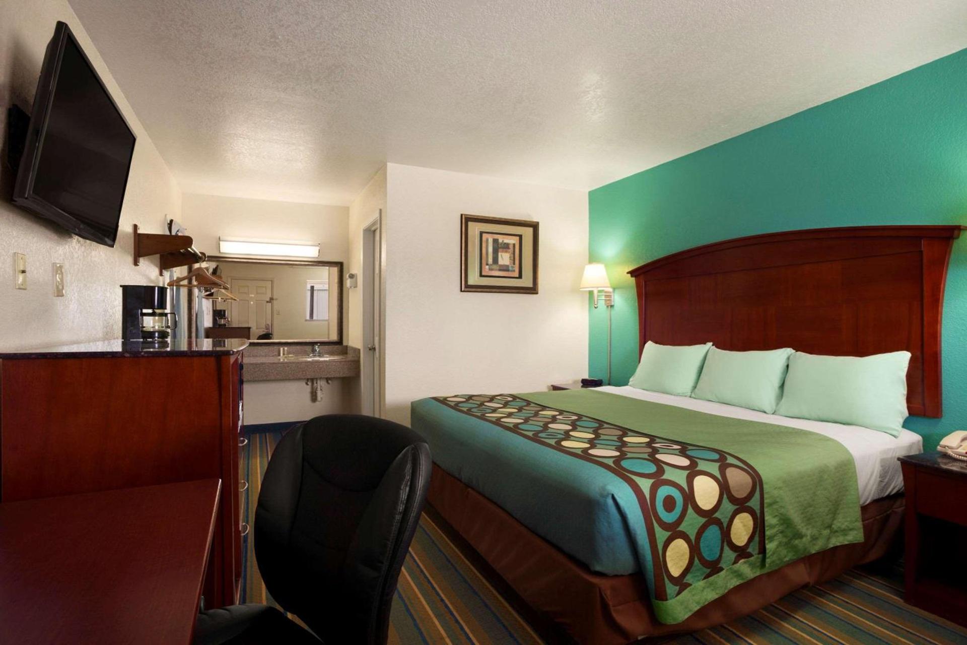 Super 8 by Wyndham Pleasanton photo 7