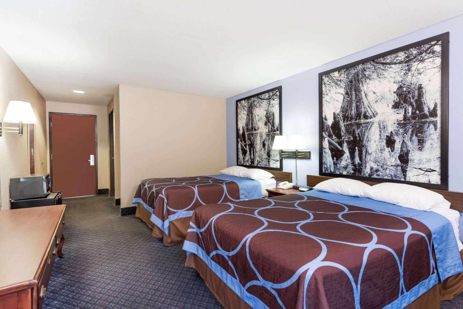 Super 8 by Wyndham Indianola photo 4
