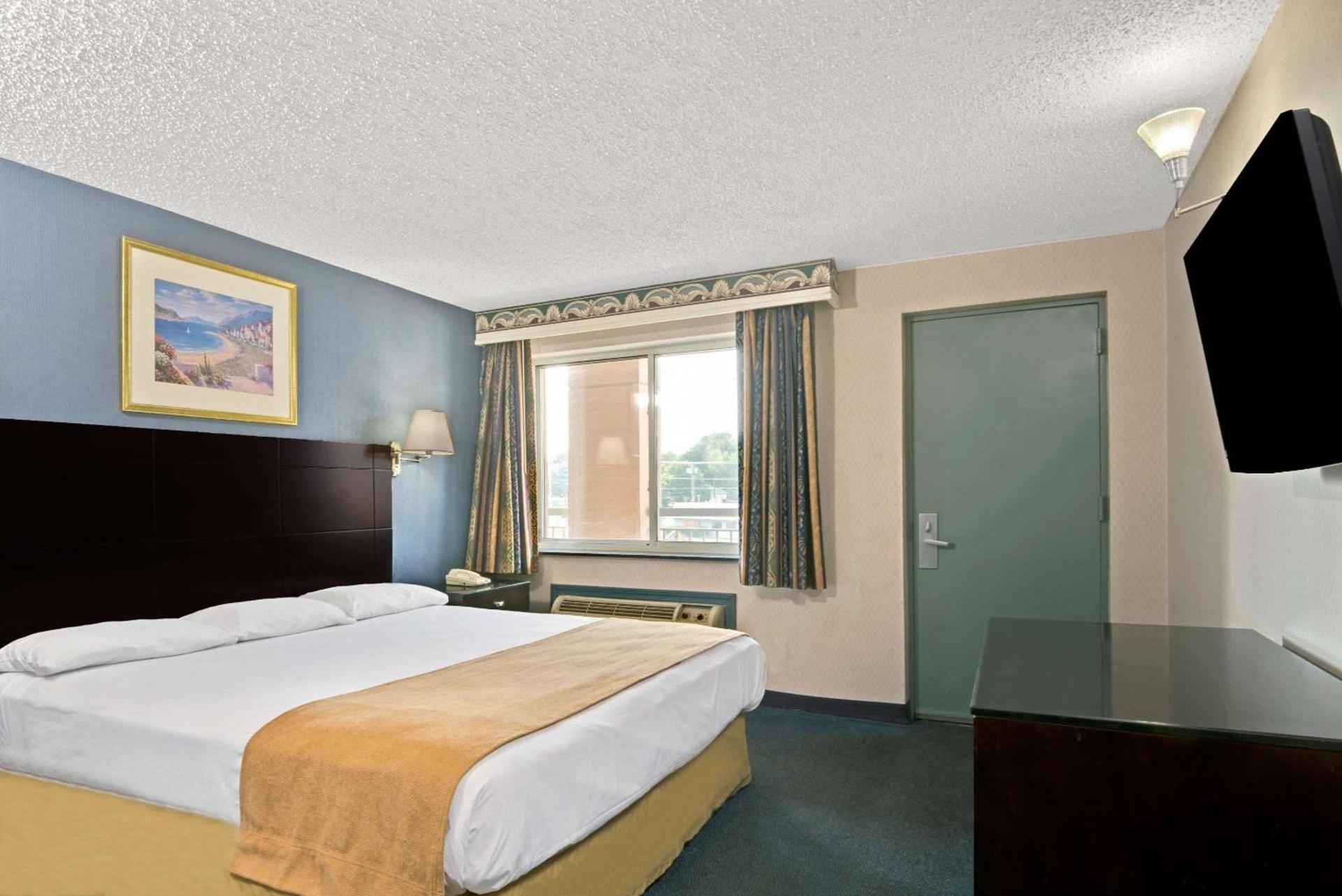 Super 8 by Wyndham Milford/New Haven photo 12