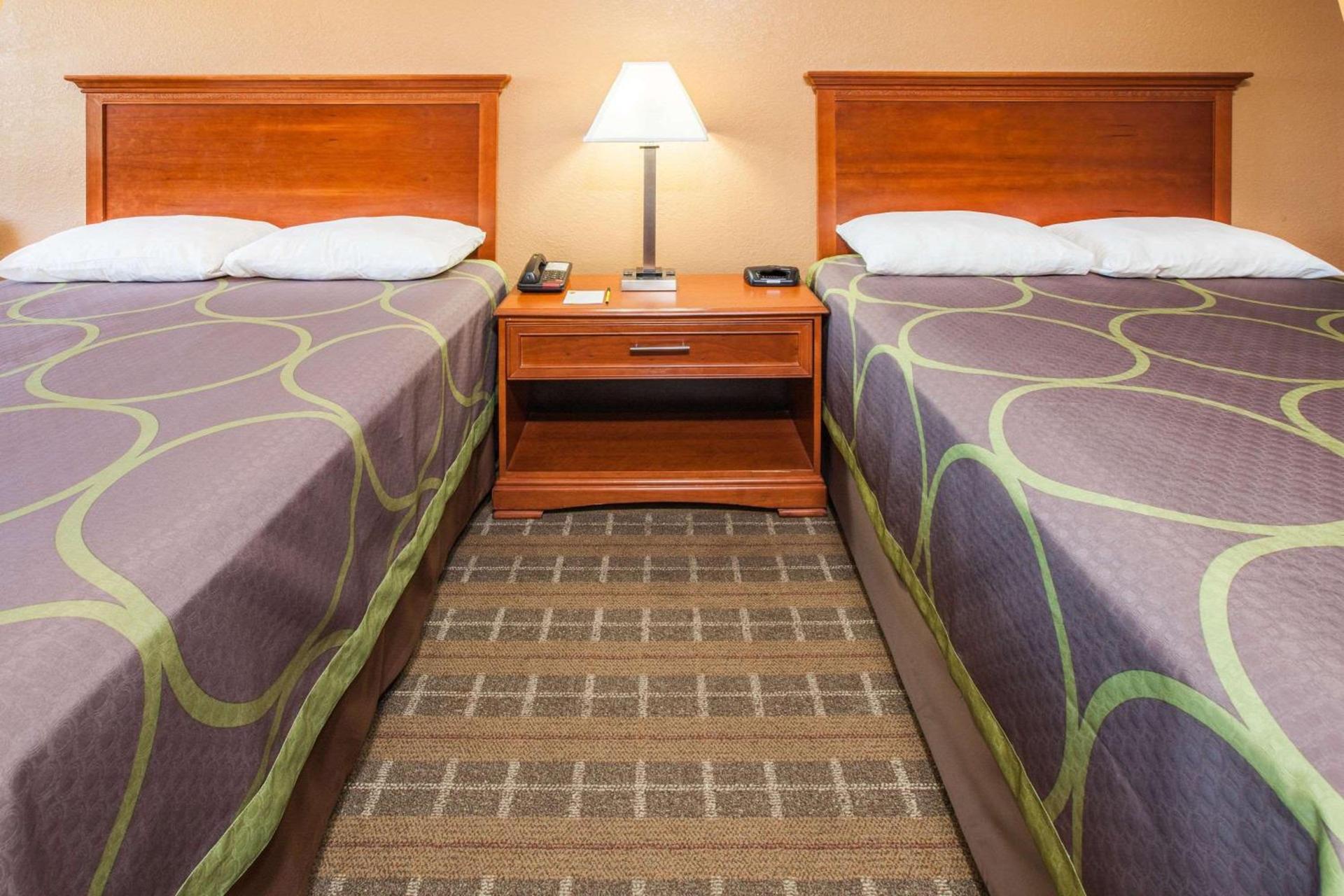 Super 8 by Wyndham Clinton photo 31