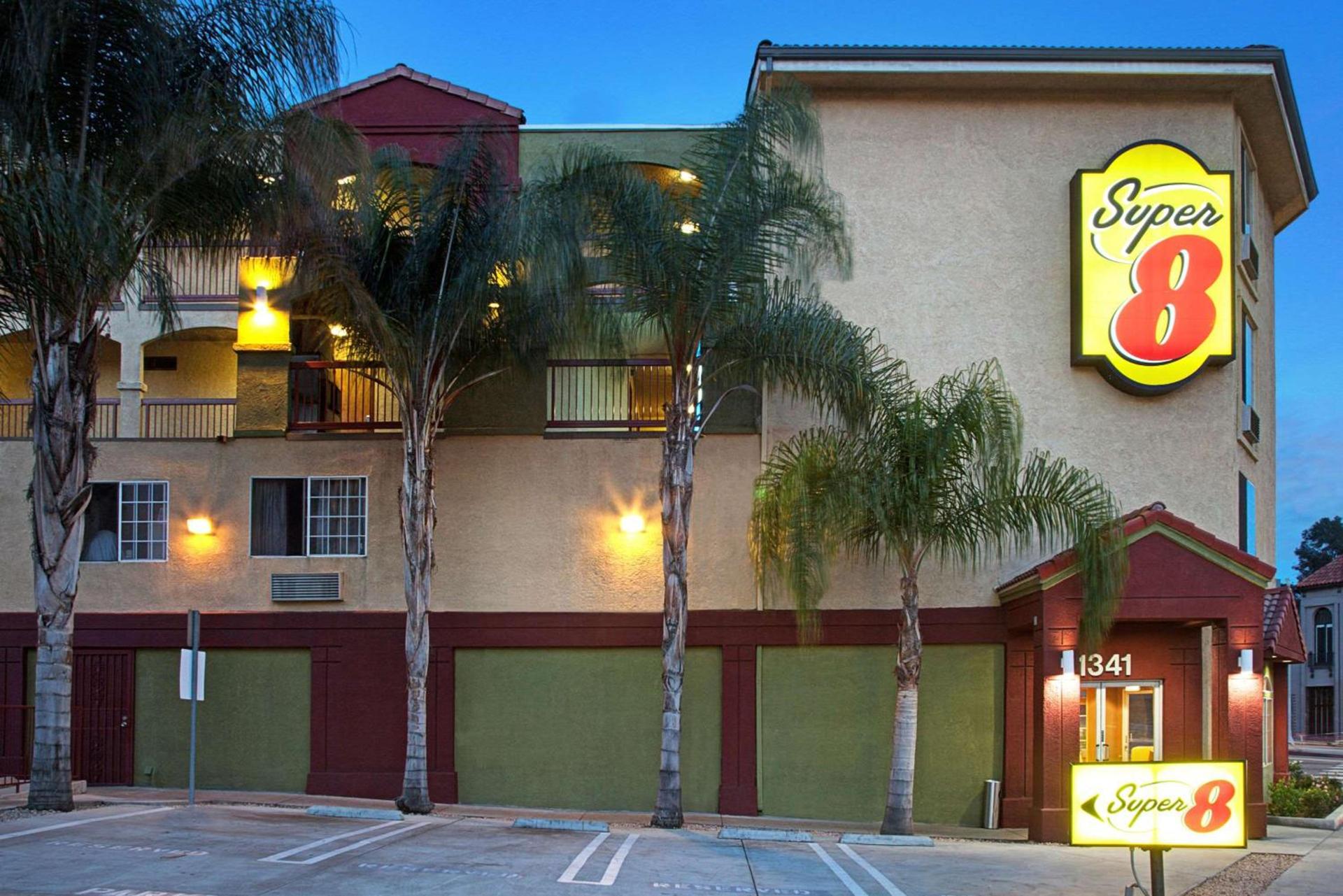Super 8 by Wyndham Los Angeles Downtown photo 1