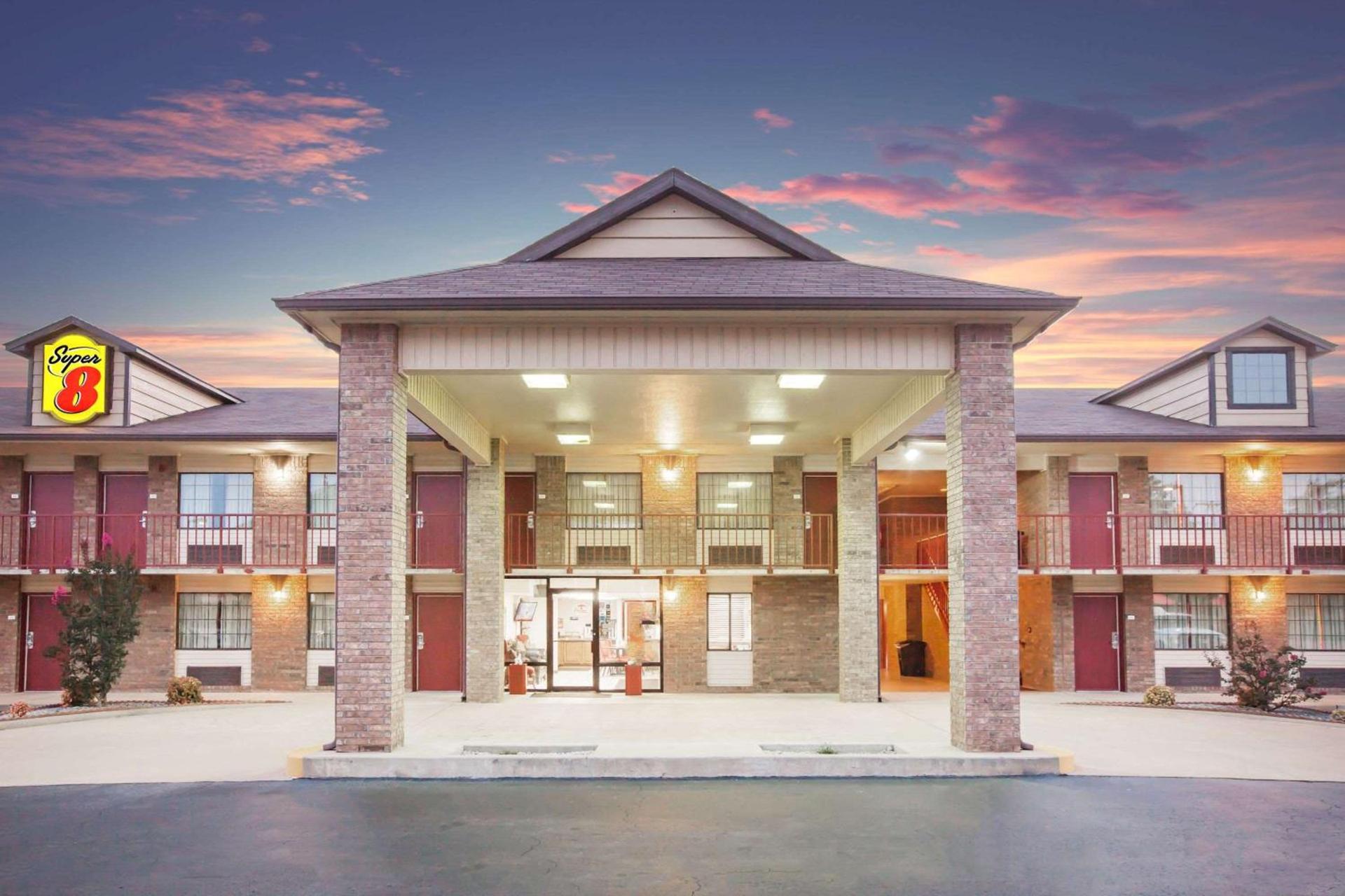 Super 8 by Wyndham Clinton photo 32